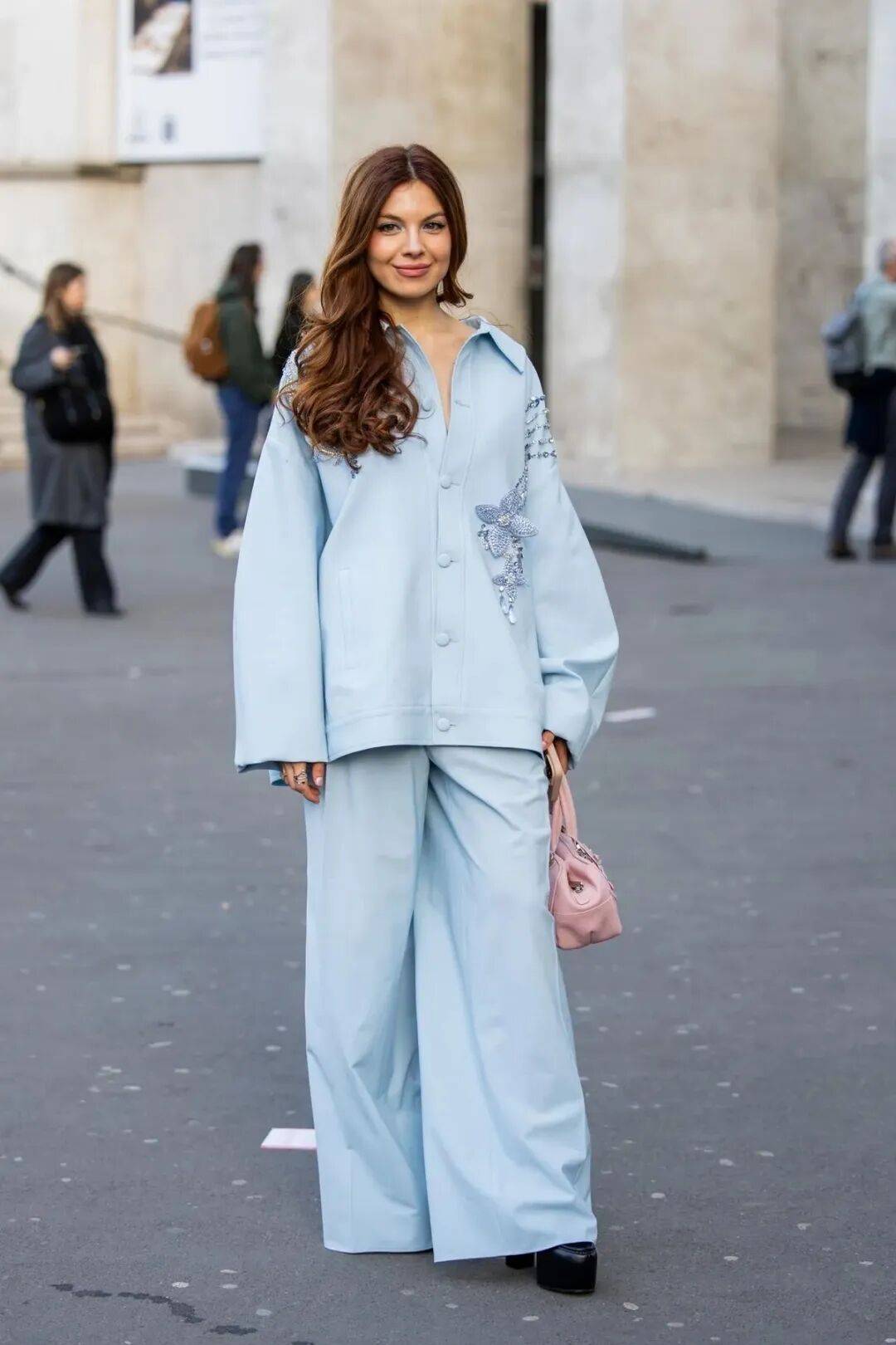 Qu&ecirc;n xanh navy v&agrave; trắng nh&agrave;m ch&aacute;n đi: H&egrave; 2026 phụ nữ s&agrave;nh điệu chỉ m&ecirc; đ&uacute;ng 1 gam m&agrave;u n&agrave;y, mặc l&ecirc;n trẻ ra cả chục tuổi- Ảnh 7.