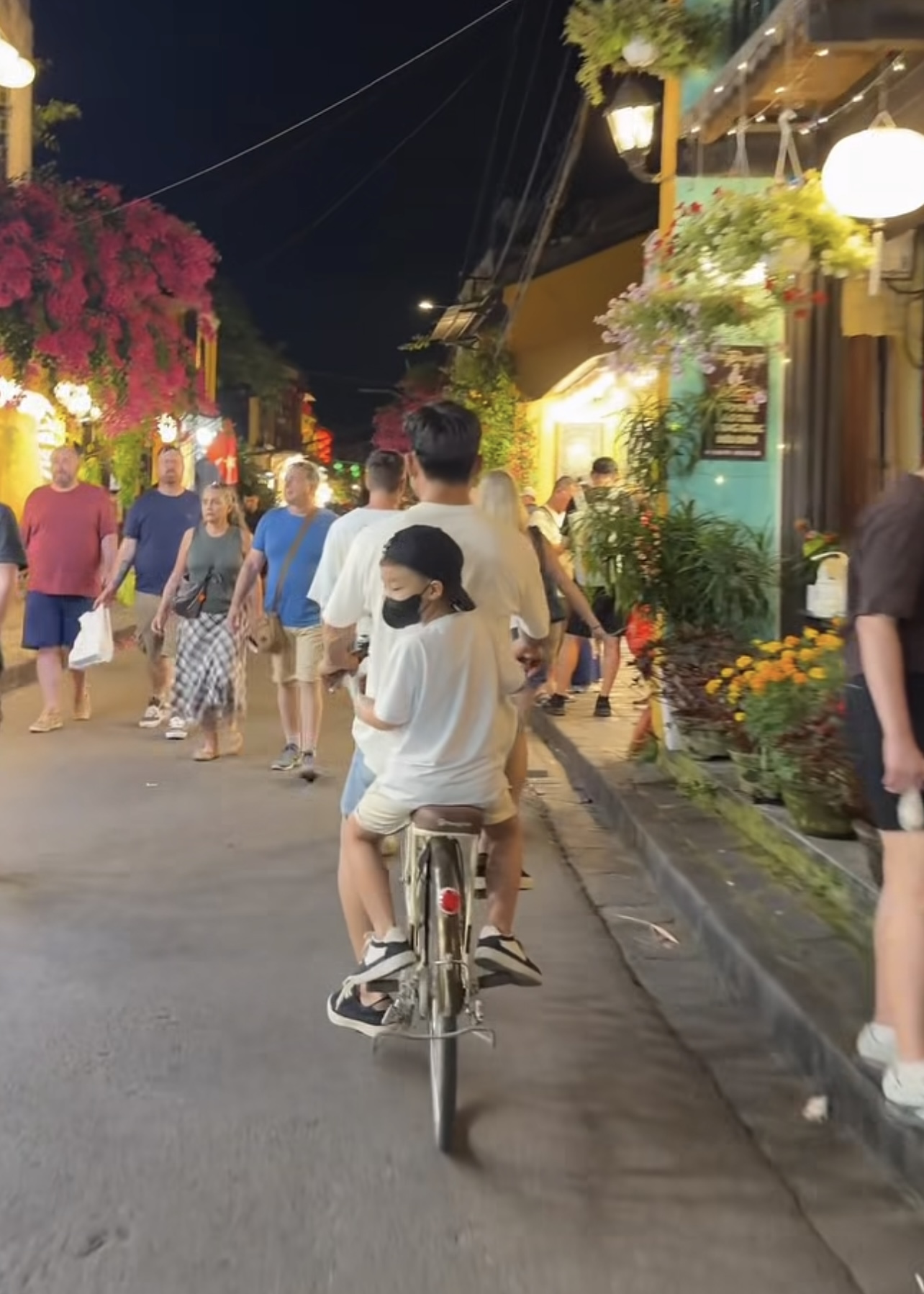 Nh&igrave;n b&eacute; Bo v&ocirc; tư quấn qu&yacute;t b&ecirc;n bố Cương chợt nhận ra: D&aacute;ng vẻ của một đứa trẻ hạnh ph&uacute;c thật sự l&agrave; thứ kh&ocirc;ng thể "diễn"- Ảnh 3.