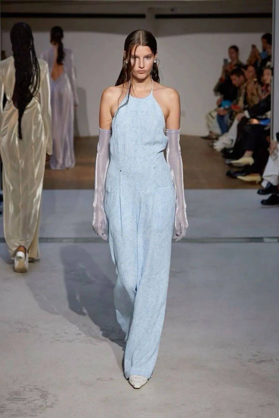 Qu&ecirc;n xanh navy v&agrave; trắng nh&agrave;m ch&aacute;n đi: H&egrave; 2026 phụ nữ s&agrave;nh điệu chỉ m&ecirc; đ&uacute;ng 1 gam m&agrave;u n&agrave;y, mặc l&ecirc;n trẻ ra cả chục tuổi- Ảnh 1.