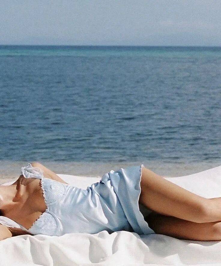 Qu&ecirc;n xanh navy v&agrave; trắng nh&agrave;m ch&aacute;n đi: H&egrave; 2026 phụ nữ s&agrave;nh điệu chỉ m&ecirc; đ&uacute;ng 1 gam m&agrave;u n&agrave;y, mặc l&ecirc;n trẻ ra cả chục tuổi- Ảnh 3.