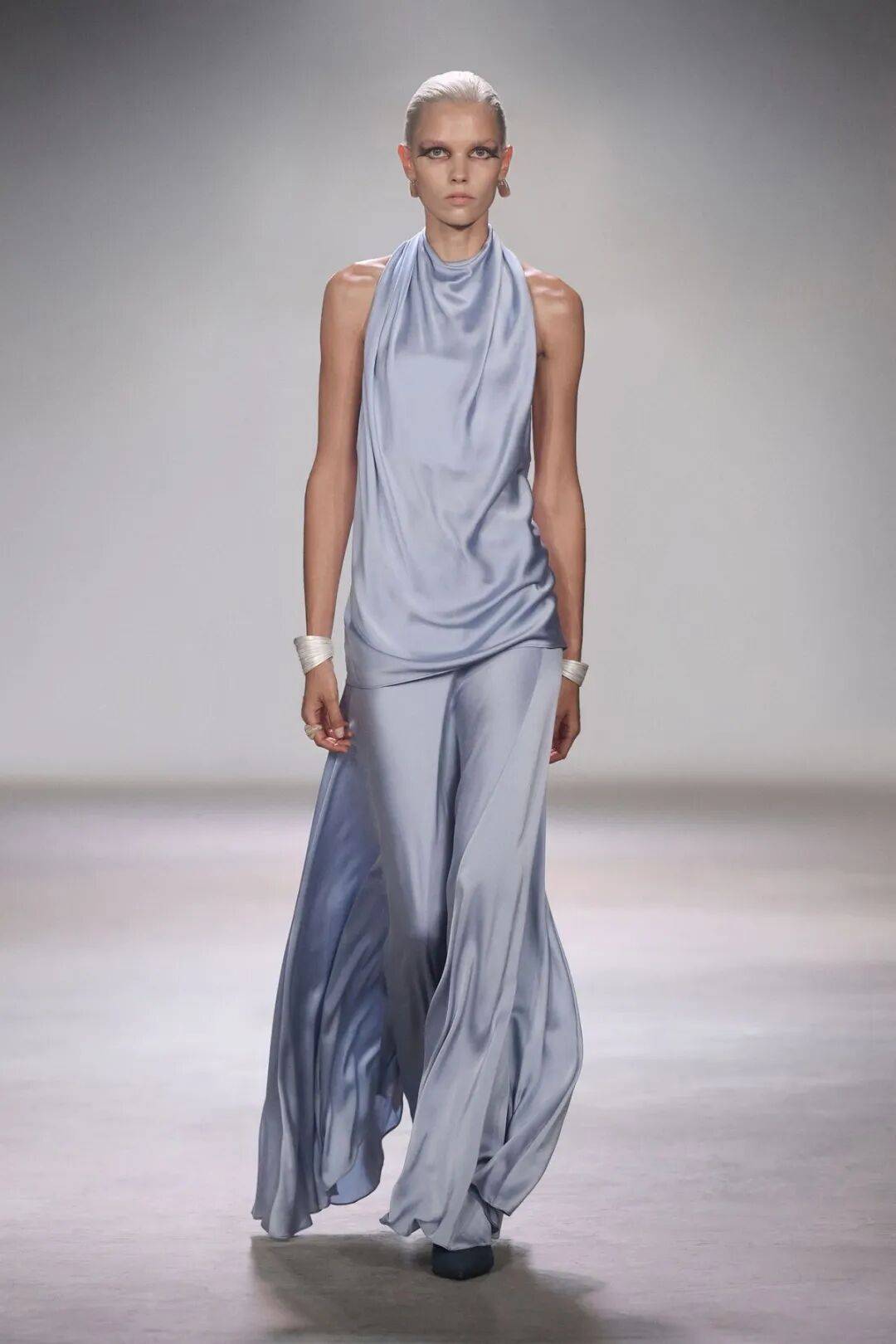 Qu&ecirc;n xanh navy v&agrave; trắng nh&agrave;m ch&aacute;n đi: H&egrave; 2026 phụ nữ s&agrave;nh điệu chỉ m&ecirc; đ&uacute;ng 1 gam m&agrave;u n&agrave;y, mặc l&ecirc;n trẻ ra cả chục tuổi- Ảnh 2.