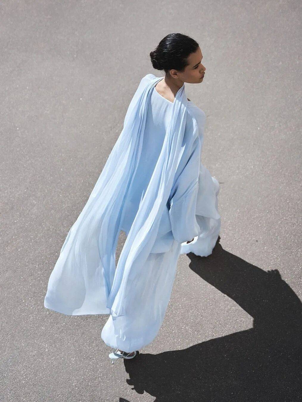 Qu&ecirc;n xanh navy v&agrave; trắng nh&agrave;m ch&aacute;n đi: H&egrave; 2026 phụ nữ s&agrave;nh điệu chỉ m&ecirc; đ&uacute;ng 1 gam m&agrave;u n&agrave;y, mặc l&ecirc;n trẻ ra cả chục tuổi- Ảnh 16.