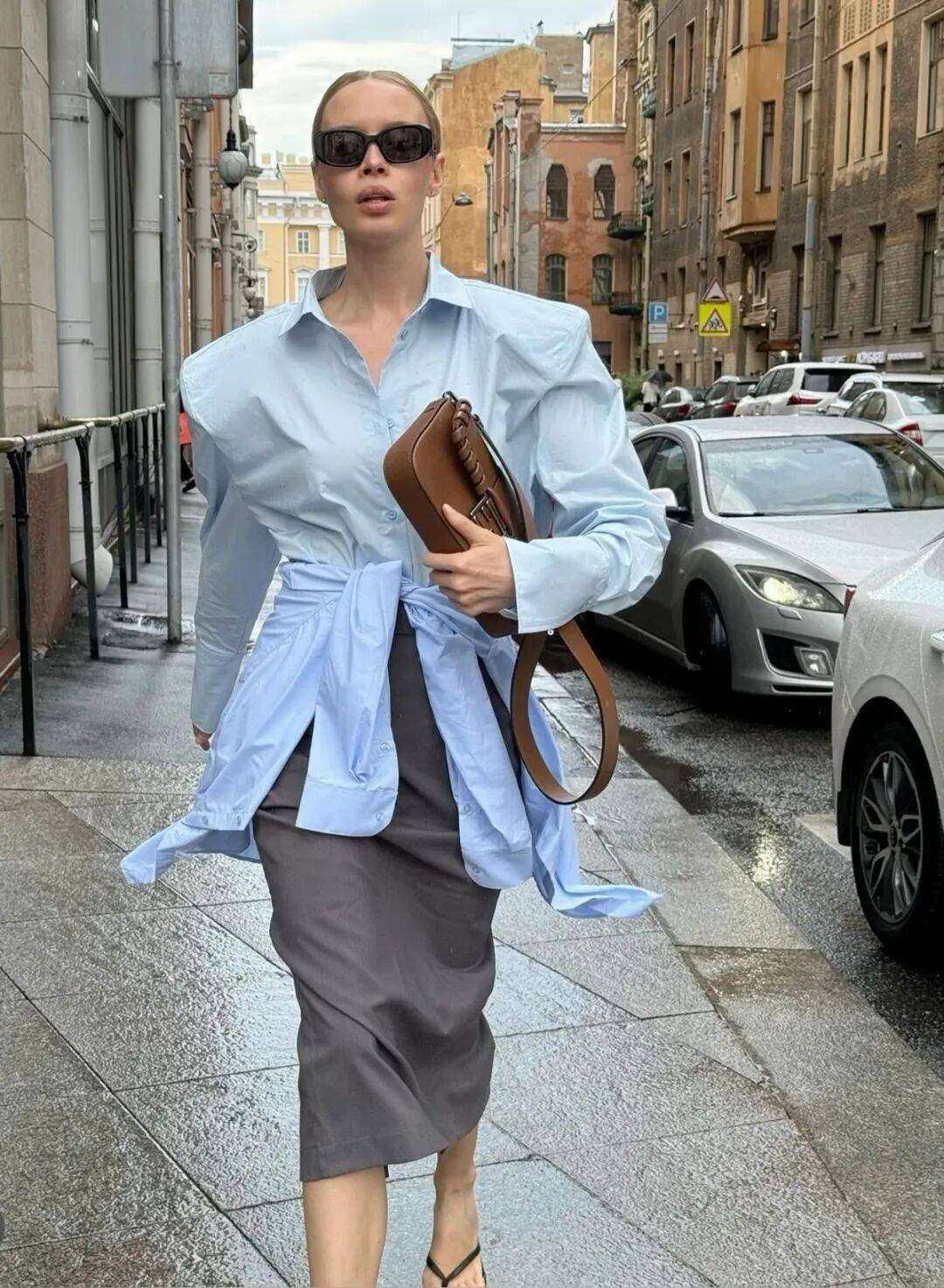 Qu&ecirc;n xanh navy v&agrave; trắng nh&agrave;m ch&aacute;n đi: H&egrave; 2026 phụ nữ s&agrave;nh điệu chỉ m&ecirc; đ&uacute;ng 1 gam m&agrave;u n&agrave;y, mặc l&ecirc;n trẻ ra cả chục tuổi- Ảnh 17.