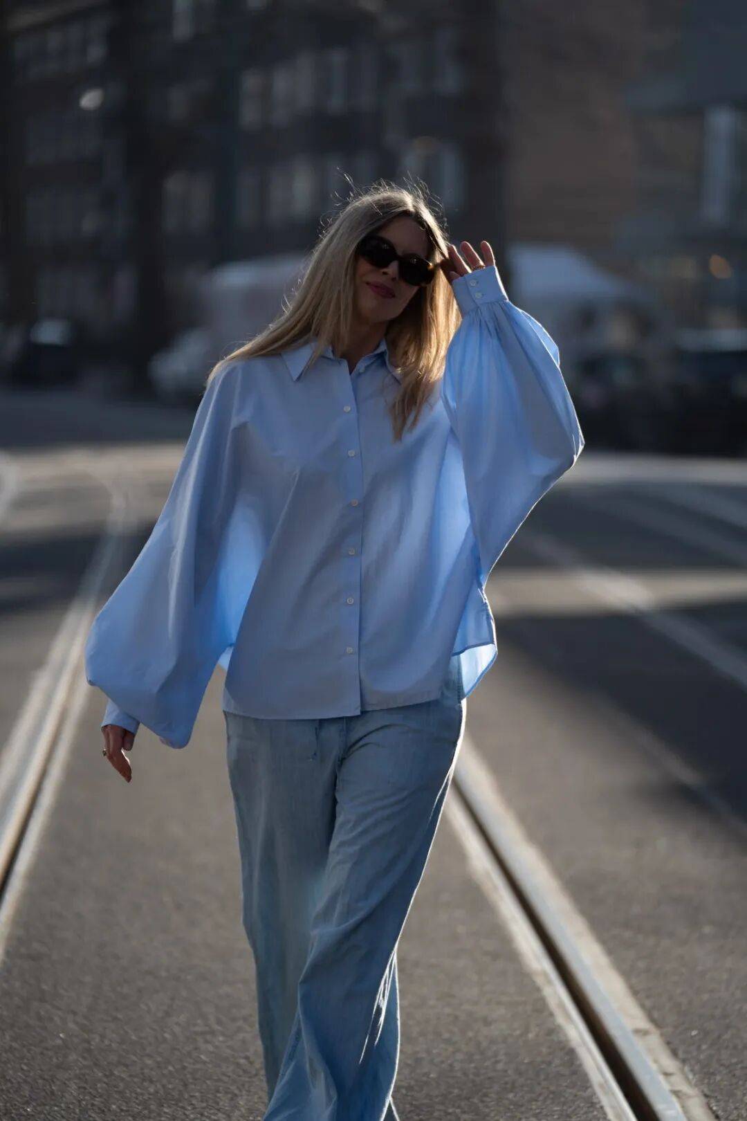 Qu&ecirc;n xanh navy v&agrave; trắng nh&agrave;m ch&aacute;n đi: H&egrave; 2026 phụ nữ s&agrave;nh điệu chỉ m&ecirc; đ&uacute;ng 1 gam m&agrave;u n&agrave;y, mặc l&ecirc;n trẻ ra cả chục tuổi- Ảnh 12.