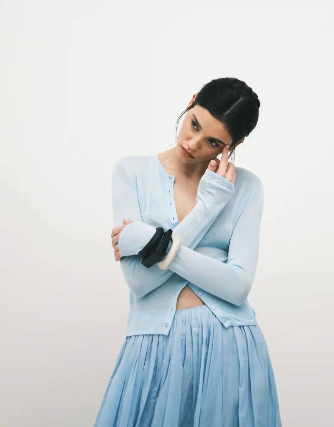 Qu&ecirc;n xanh navy v&agrave; trắng nh&agrave;m ch&aacute;n đi: H&egrave; 2026 phụ nữ s&agrave;nh điệu chỉ m&ecirc; đ&uacute;ng 1 gam m&agrave;u n&agrave;y, mặc l&ecirc;n trẻ ra cả chục tuổi- Ảnh 4.