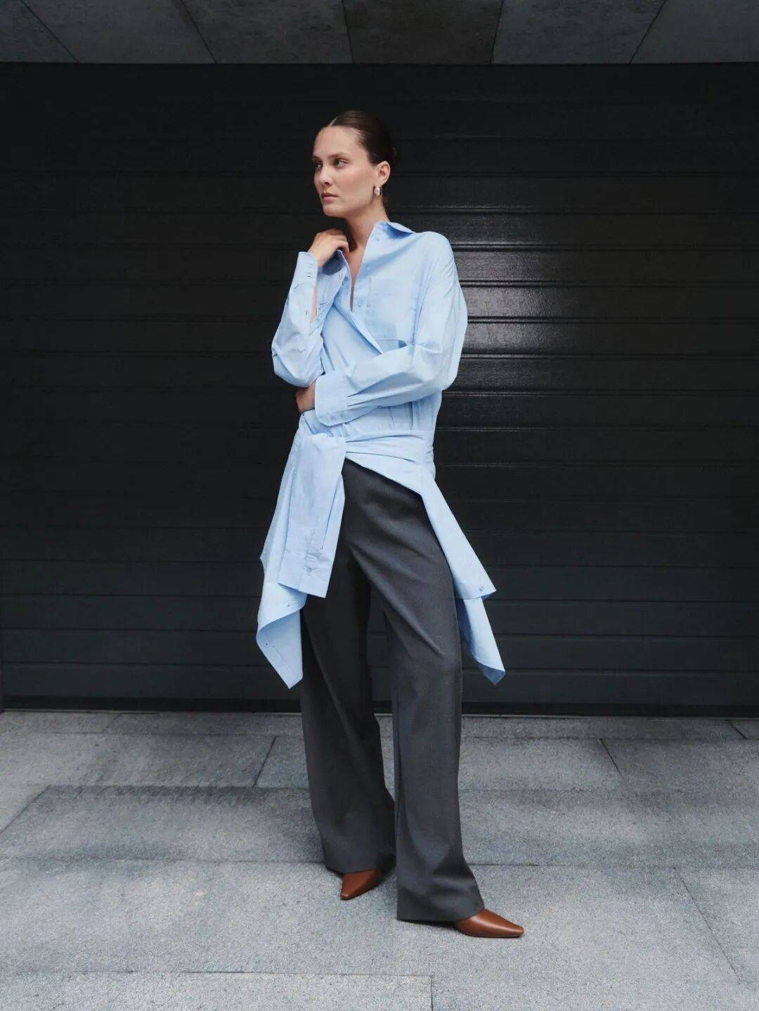 Qu&ecirc;n xanh navy v&agrave; trắng nh&agrave;m ch&aacute;n đi: H&egrave; 2026 phụ nữ s&agrave;nh điệu chỉ m&ecirc; đ&uacute;ng 1 gam m&agrave;u n&agrave;y, mặc l&ecirc;n trẻ ra cả chục tuổi- Ảnh 26.