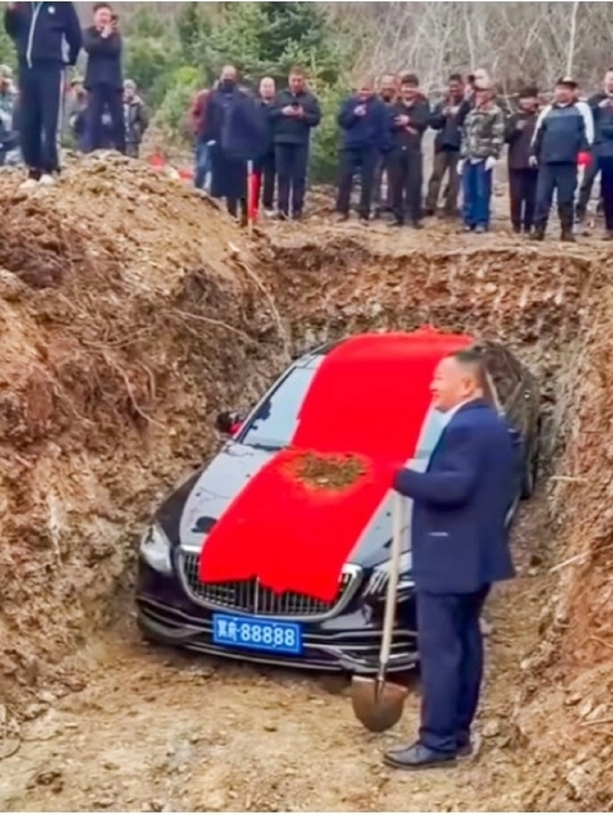 Gia đ&igrave;nh ch&ocirc;n chiếc xe &ocirc; t&ocirc; xịn biển 88888 gi&aacute; 4 tỷ c&ugrave;ng người đ&agrave;n &ocirc;ng qu&aacute; cố v&agrave; c&aacute;i kết bất ngờ - Ảnh 1.