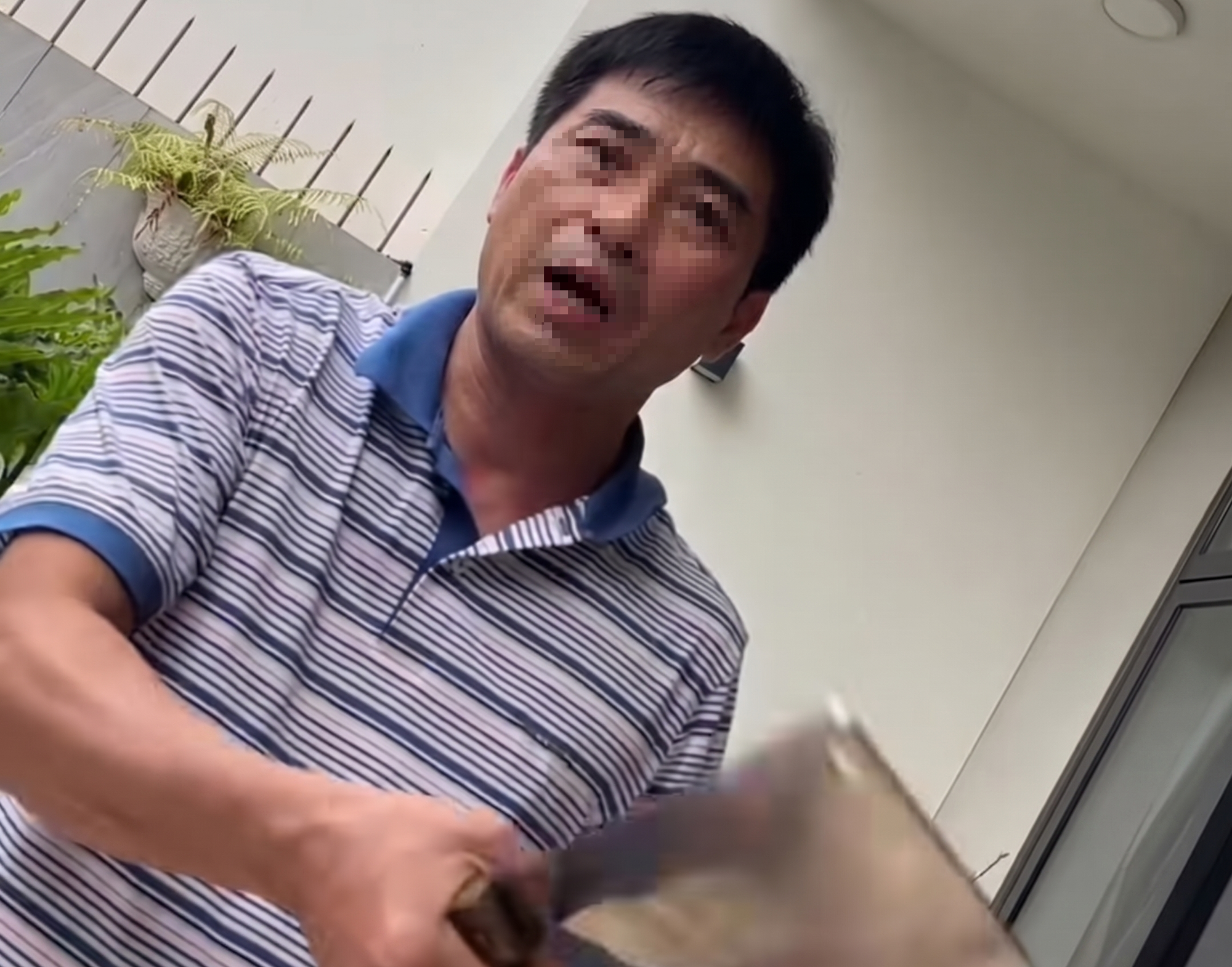 Ph&aacute;p l&yacute; vụ người đ&agrave;n &ocirc;ng vung dao dọa thợ sửa kho&aacute; ở TPHCM - Ảnh 1.