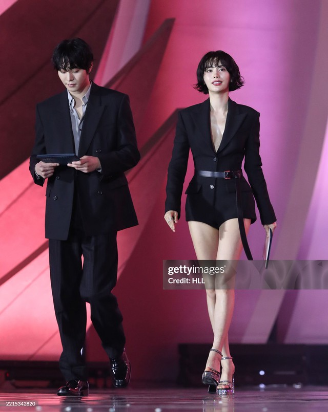 Mỹ nh&acirc;n đẹp nhất thế giới bị d&ograve;m ng&oacute; v&igrave; chiếc quần tựa như trong suốt- Ảnh 8.