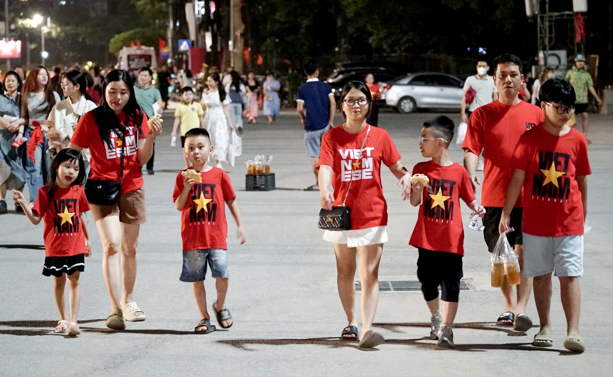 H&agrave;ng ngh&igrave;n người d&acirc;n H&agrave; Nội chờ xem ph&aacute;o hoa tối 28/4 - Ảnh 6.