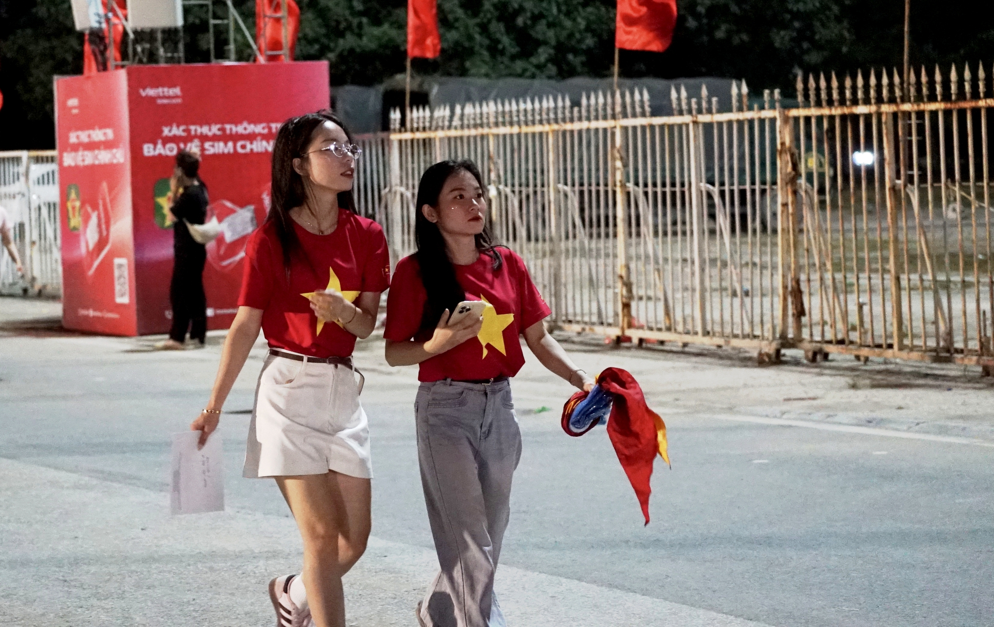 H&agrave;ng ngh&igrave;n người d&acirc;n H&agrave; Nội chờ xem ph&aacute;o hoa tối 28/4 - Ảnh 7.