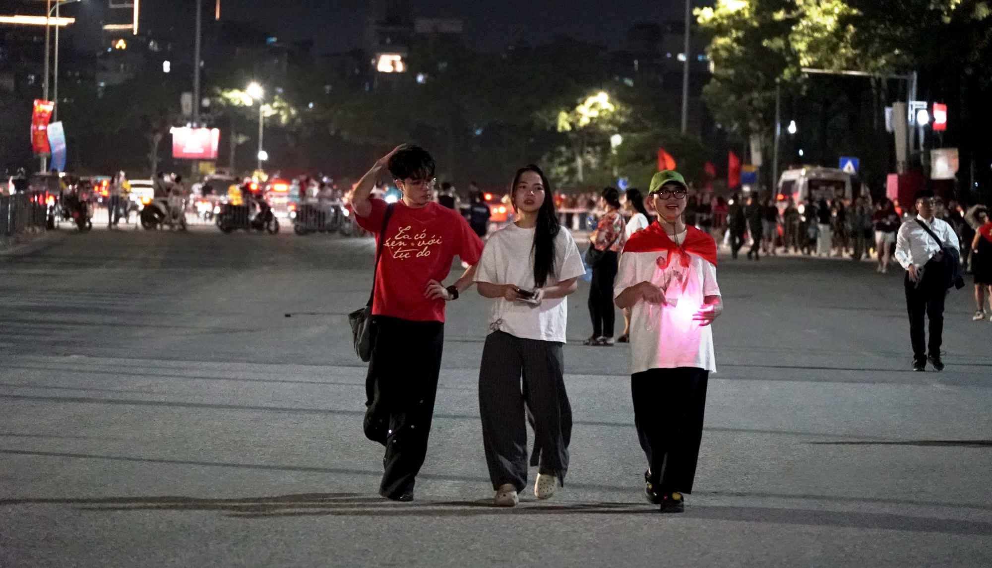 H&agrave;ng ngh&igrave;n người d&acirc;n H&agrave; Nội chờ xem ph&aacute;o hoa tối 28/4 - Ảnh 4.