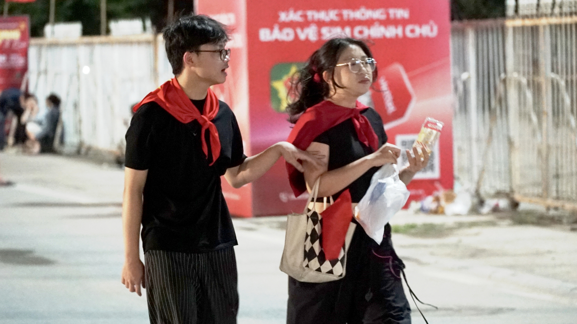 H&agrave;ng ngh&igrave;n người d&acirc;n H&agrave; Nội chờ xem ph&aacute;o hoa tối 28/4 - Ảnh 5.