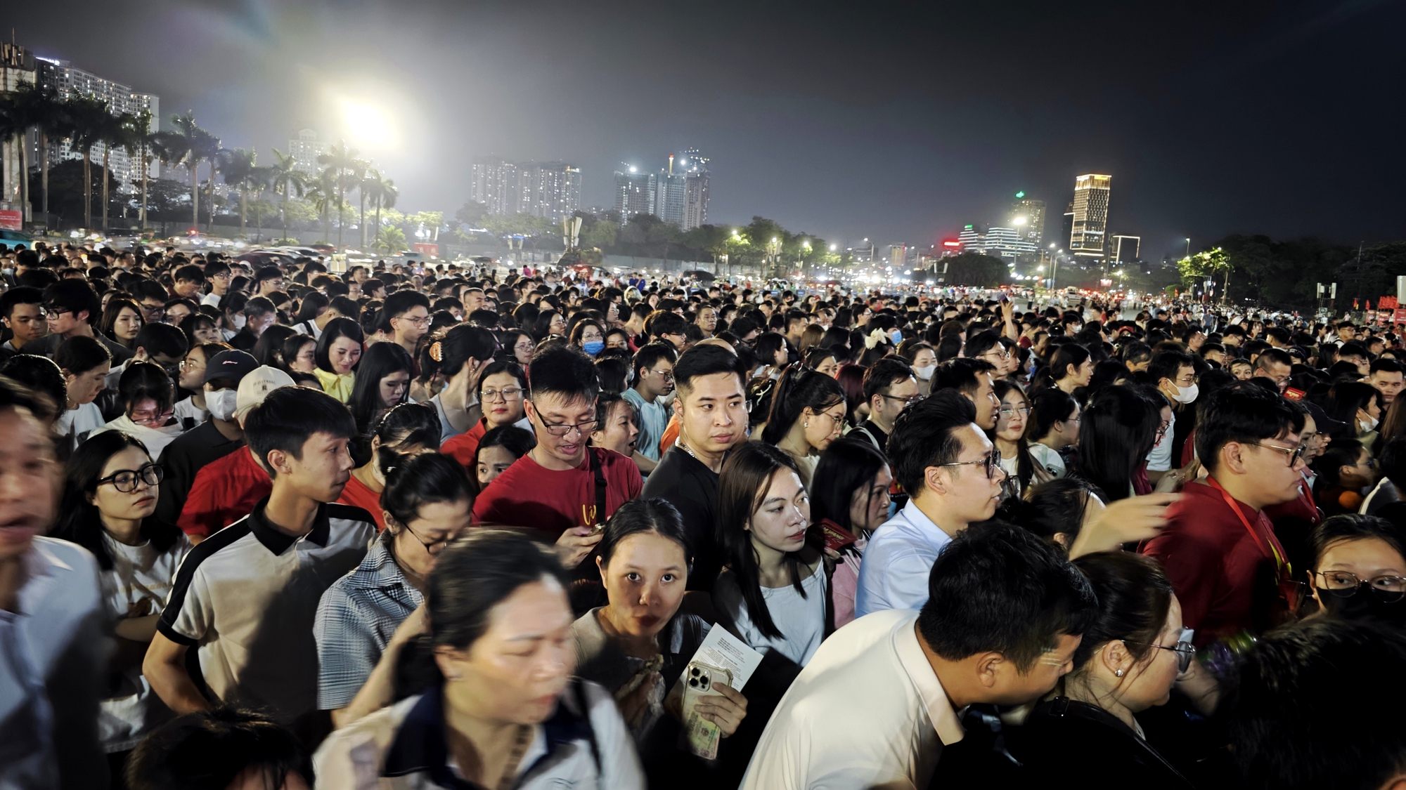 H&agrave;ng ngh&igrave;n người d&acirc;n H&agrave; Nội chờ xem ph&aacute;o hoa tối 28/4 - Ảnh 2.