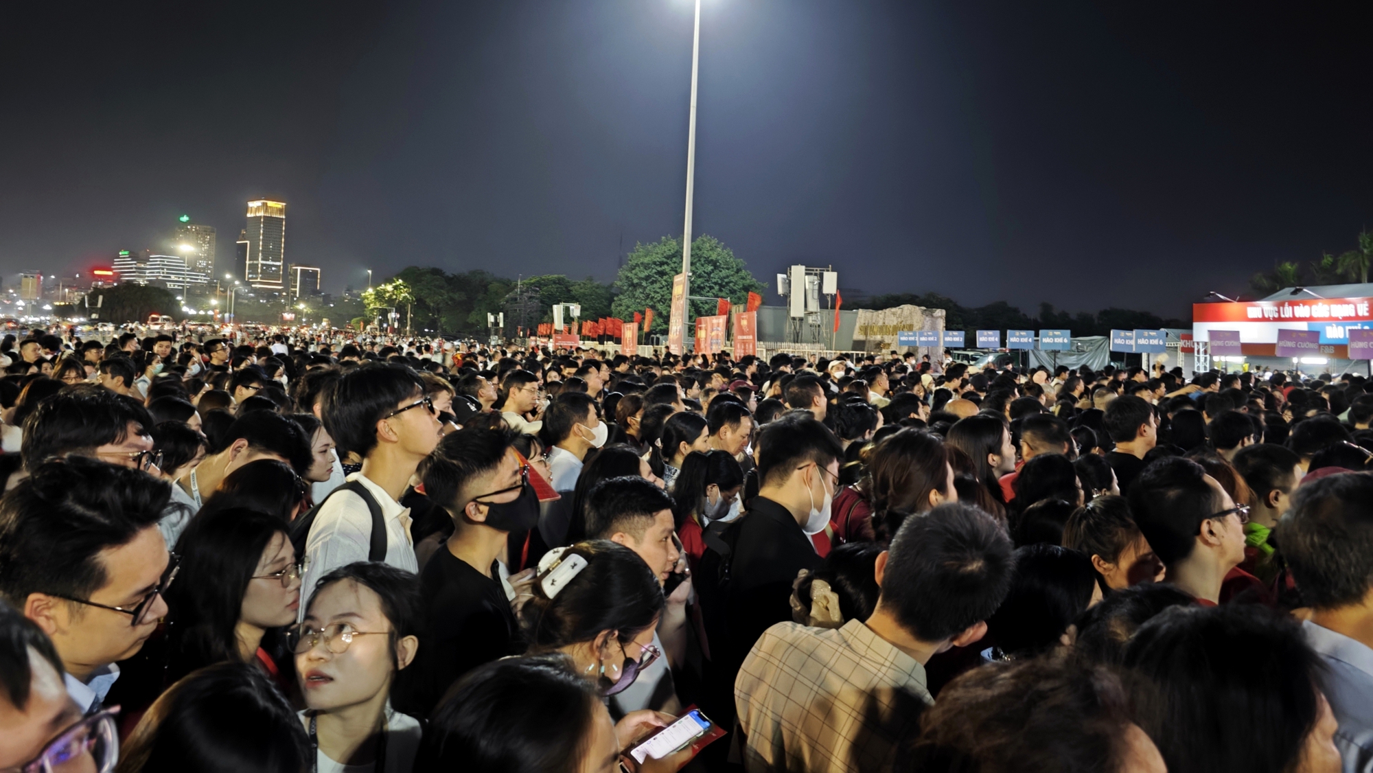 H&agrave;ng ngh&igrave;n người d&acirc;n H&agrave; Nội chờ xem ph&aacute;o hoa tối 28/4 - Ảnh 3.