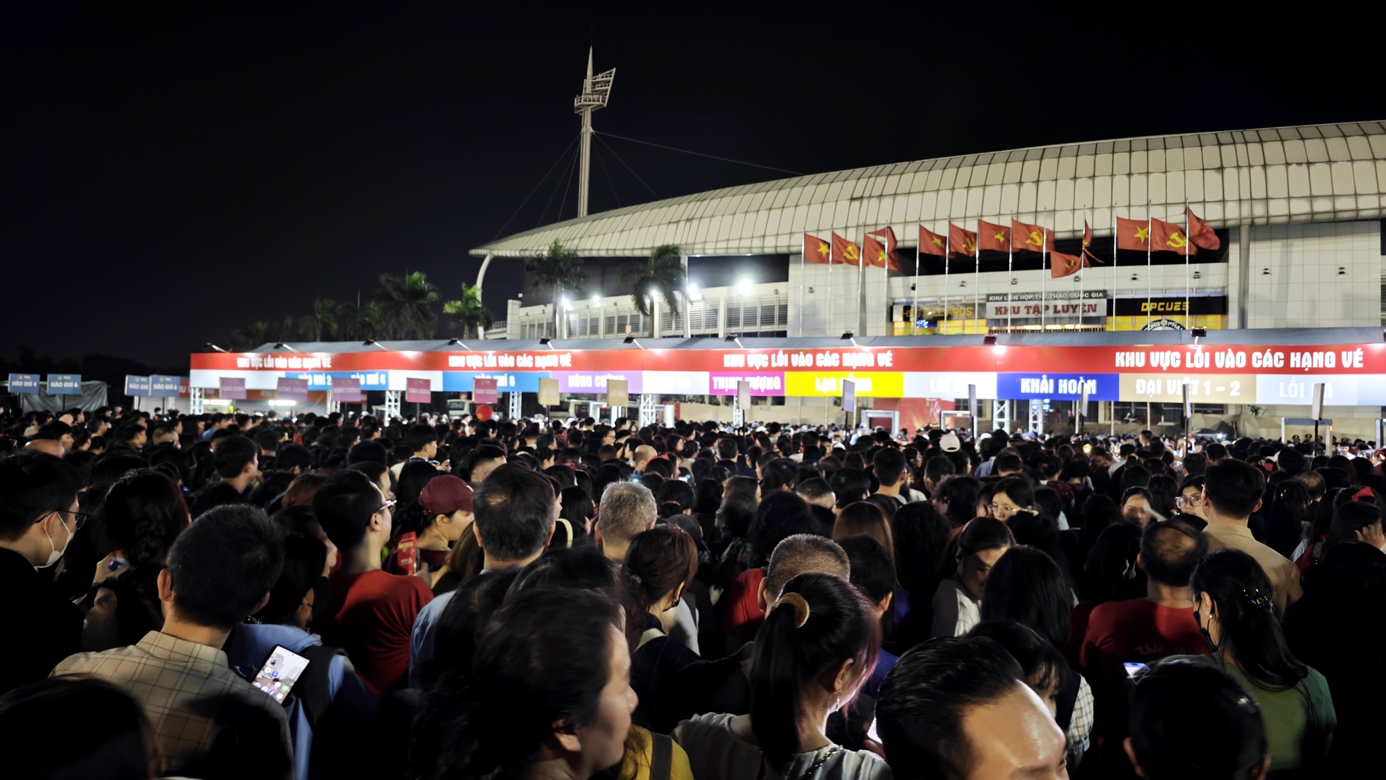 H&agrave;ng ngh&igrave;n người d&acirc;n H&agrave; Nội chờ xem ph&aacute;o hoa tối 28/4 - Ảnh 1.