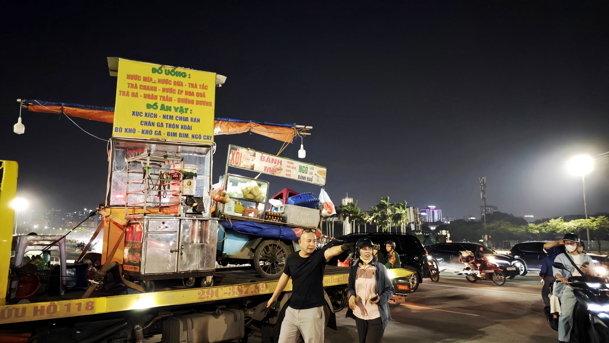 H&agrave;ng ngh&igrave;n người d&acirc;n H&agrave; Nội chờ xem ph&aacute;o hoa tối 28/4 - Ảnh 8.