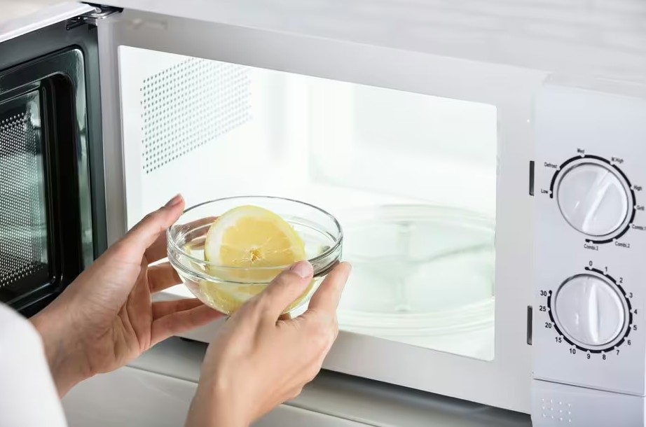 L&ograve; vi s&oacute;ng sạch bong như mới khi được vệ sinh bằng thứ n&agrave;y - kh&ocirc;ng phải baking soda- Ảnh 2.