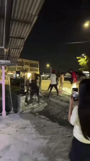 T&agrave;i xế gặp nạn rồi tử vong sau khi được người đi đường trợ gi&uacute;p, clip hiện trường g&acirc;y tranh c&atilde;i - Ảnh 1.