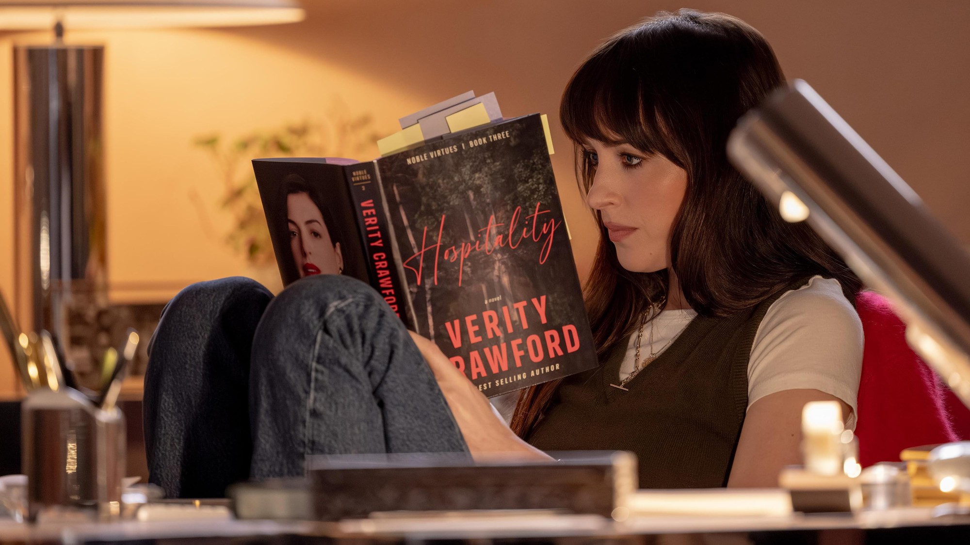 Mở mắt đ&uacute;ng c&aacute;ch l&agrave; thấy Anne Hathaway h&ocirc;n Dakota Johnson, đ&oacute;ng chung phim 18+ th&igrave; ai l&agrave;m lại 2 chị?- Ảnh 2.