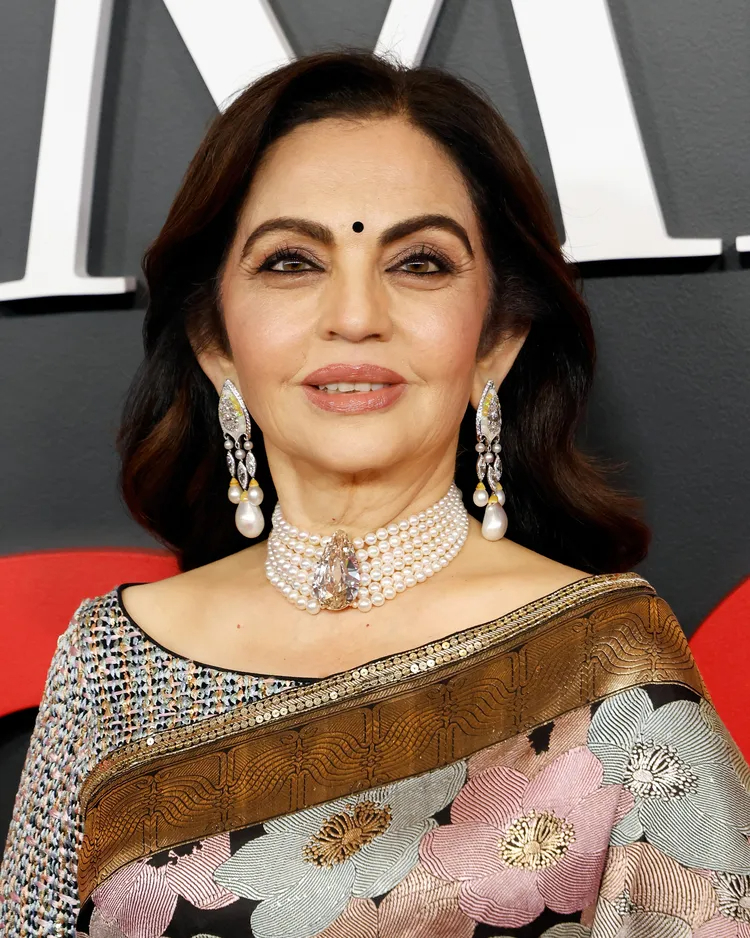 Người phụ nữ gi&agrave;u nhất ch&acirc;u &Aacute; đeo vi&ecirc;n kim cương c&oacute; một kh&ocirc;ng hai tr&ecirc;n đời đến tiệc c&oacute; Jennie- Ảnh 3.