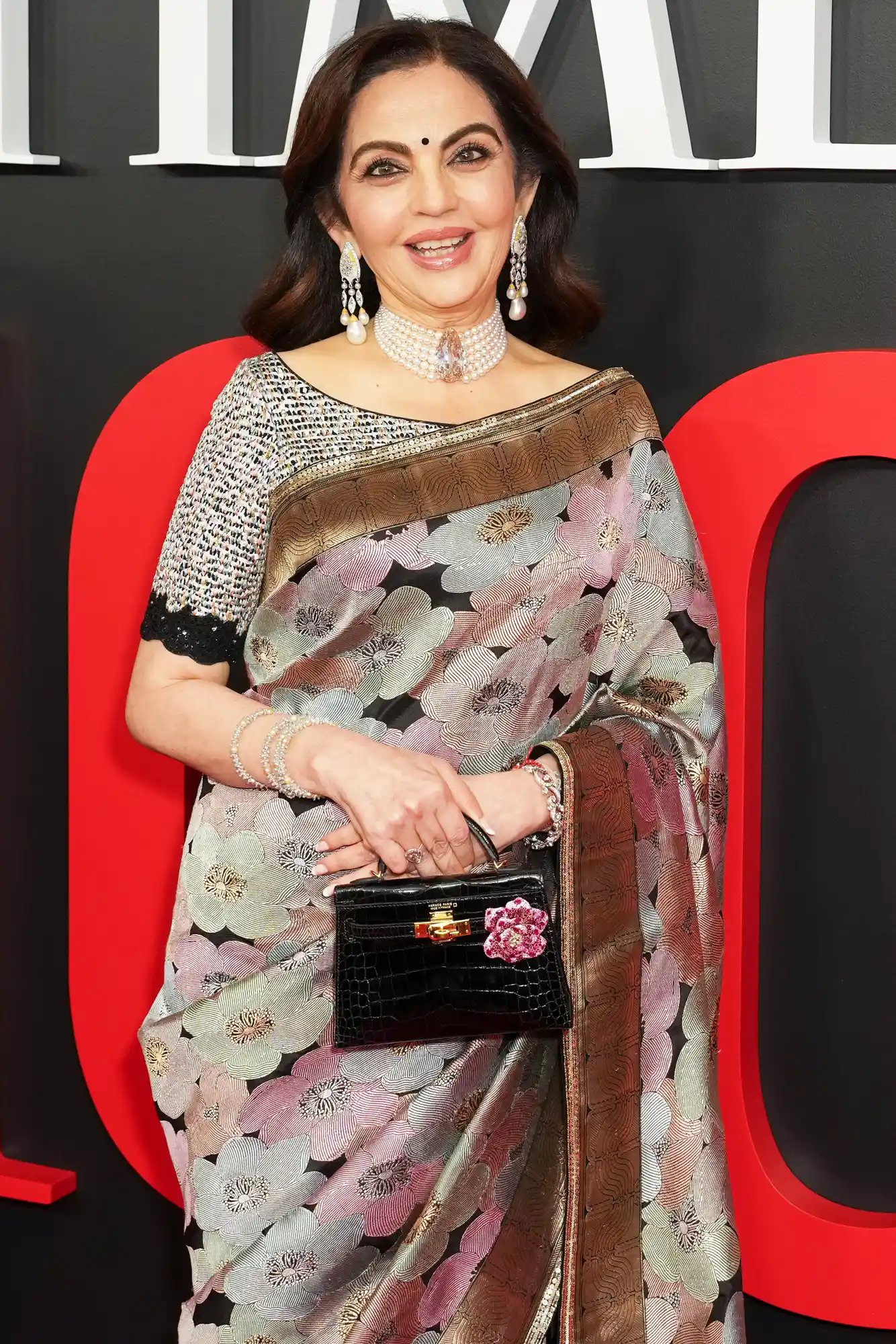 Người phụ nữ gi&agrave;u nhất ch&acirc;u &Aacute; đeo vi&ecirc;n kim cương c&oacute; một kh&ocirc;ng hai tr&ecirc;n đời đến tiệc c&oacute; Jennie- Ảnh 2.