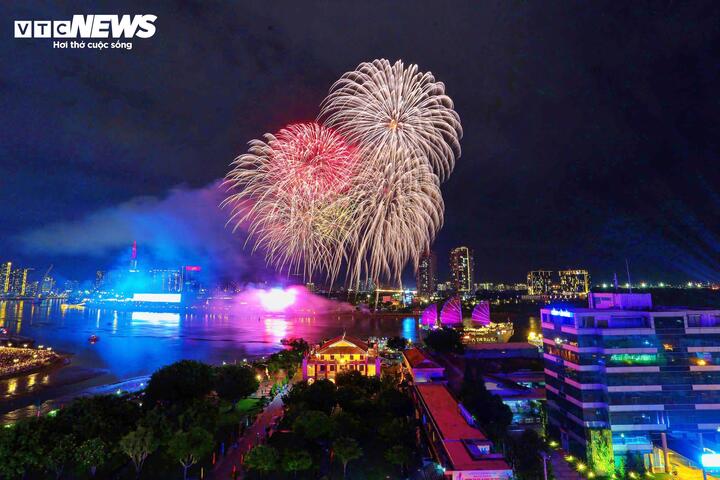 Cấm xe nhiều tuyến đường trung t&acirc;m TP.HCM phục vụ bắn ph&aacute;o hoa dịp 30/4- Ảnh 1.