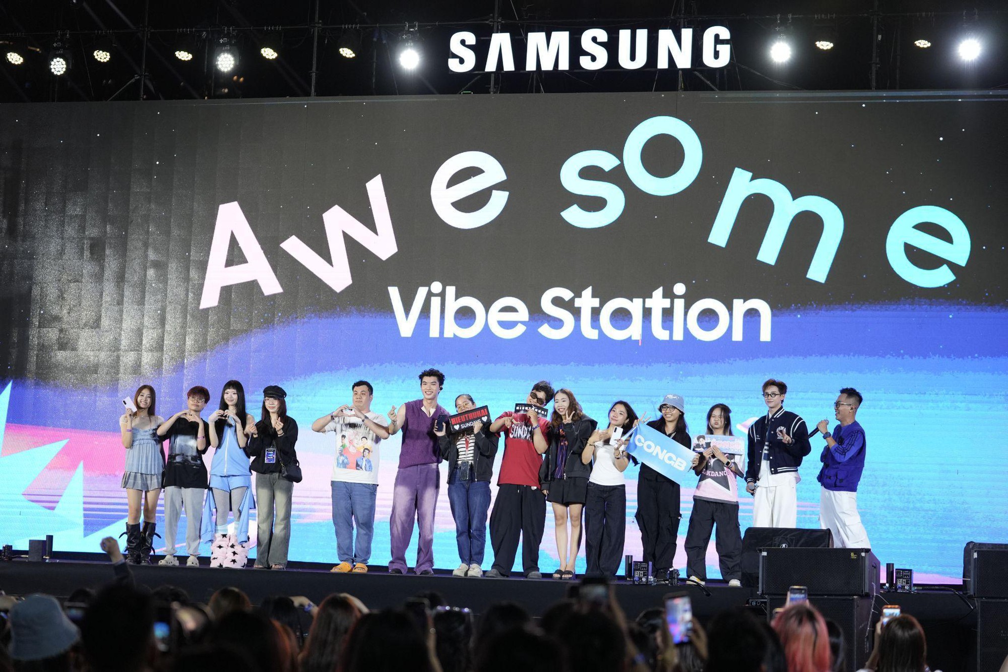 Đ&ecirc;m nhạc Awesome Vibe Station khuấy đảo Gen Z TP.HCM, t&iacute;n đồ Galaxy A57/A37 5G đổ về nườm nượp - Ảnh 1.