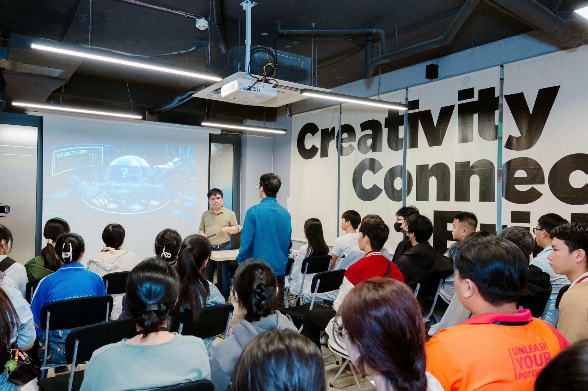 Gen Z h&agrave;o hứng &ldquo;thử việc chạm nghề&rdquo; c&ugrave;ng c&ocirc;ng nghệ v&agrave; s&aacute;ng tạo tại Open Z Đ&agrave; Nẵng - Ảnh 1.