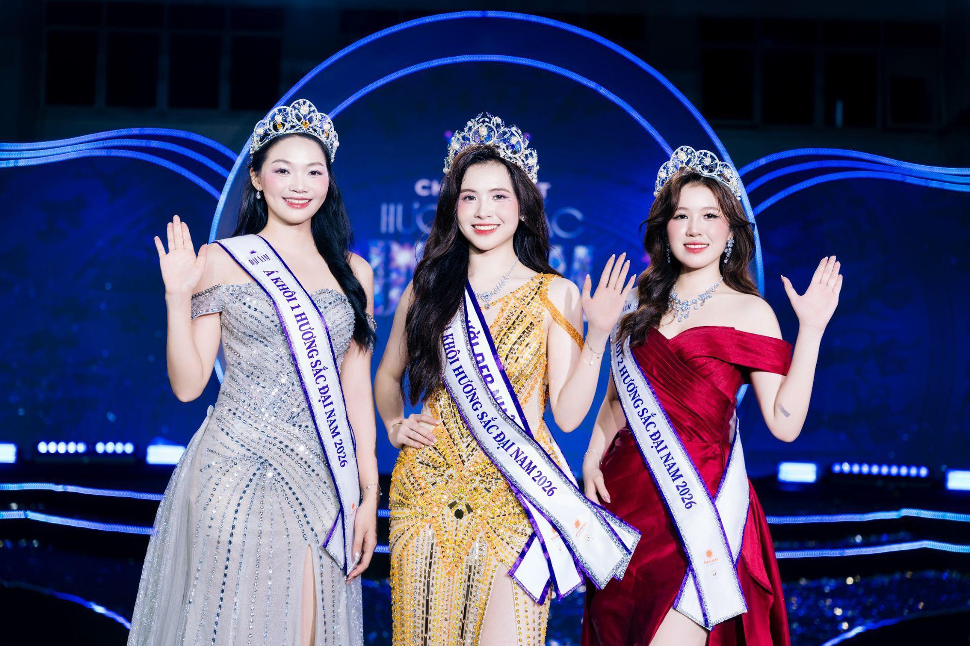 &ldquo;Hoa kh&ocirc;i trường&rdquo; m&agrave; cỡ n&agrave;y? Hương Sắc Đại Nam 2026 khiến netizen đứng h&igrave;nh v&igrave; qu&aacute; ho&agrave;nh tr&aacute;ng - Ảnh 1.