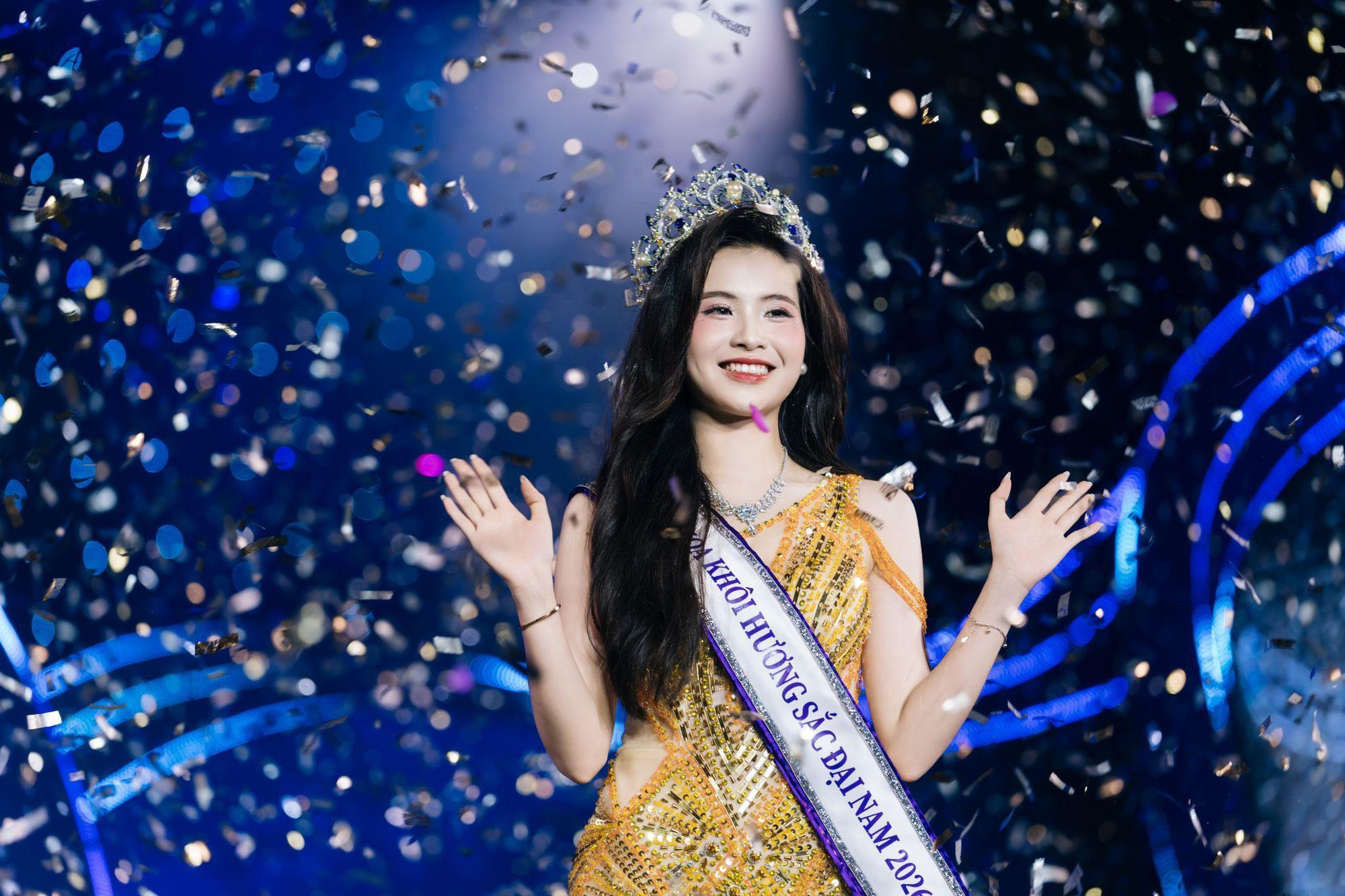 &ldquo;Hoa kh&ocirc;i trường&rdquo; m&agrave; cỡ n&agrave;y? Hương Sắc Đại Nam 2026 khiến netizen đứng h&igrave;nh v&igrave; qu&aacute; ho&agrave;nh tr&aacute;ng - Ảnh 14.