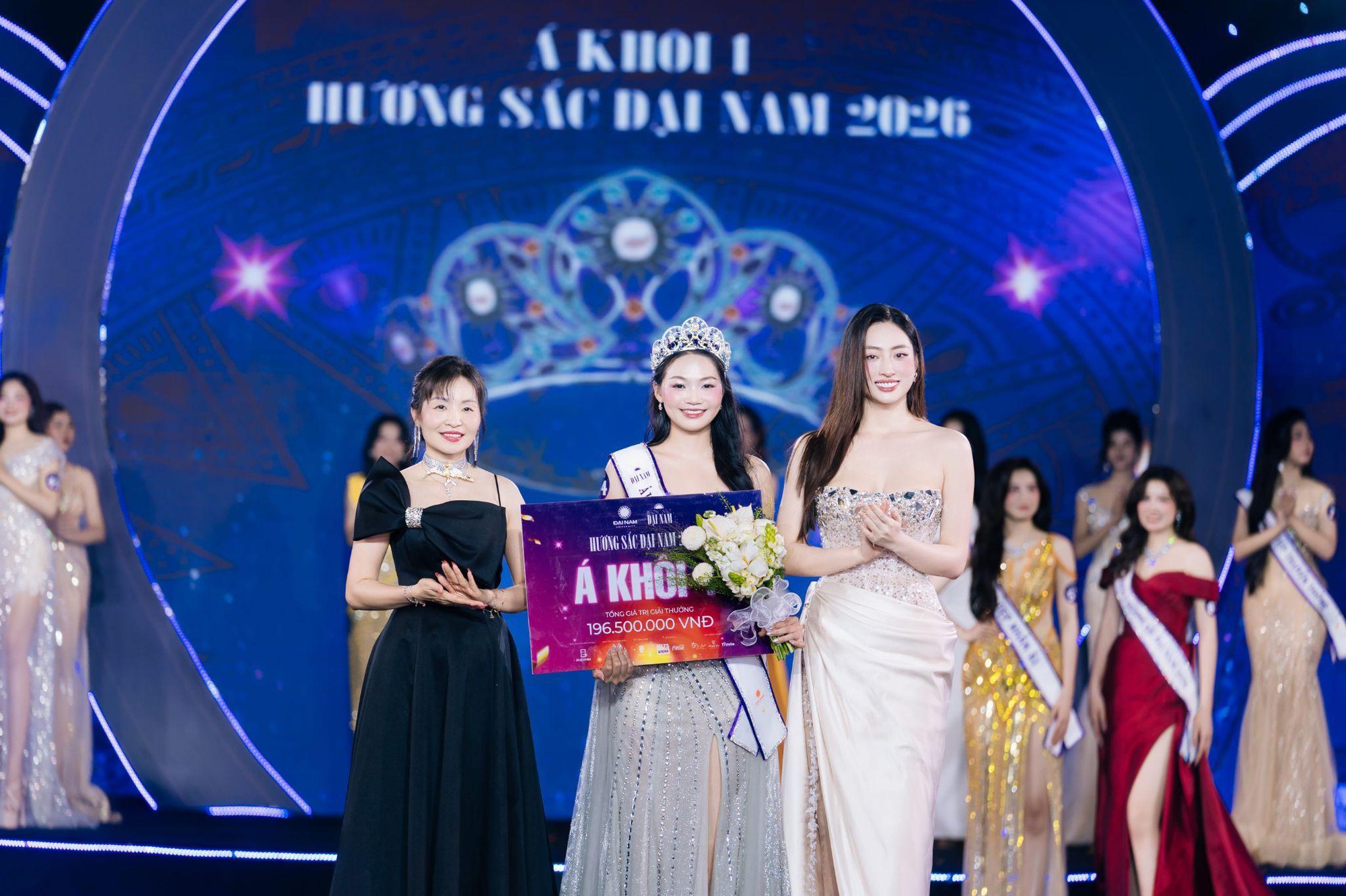 &ldquo;Hoa kh&ocirc;i trường&rdquo; m&agrave; cỡ n&agrave;y? Hương Sắc Đại Nam 2026 khiến netizen đứng h&igrave;nh v&igrave; qu&aacute; ho&agrave;nh tr&aacute;ng - Ảnh 15.