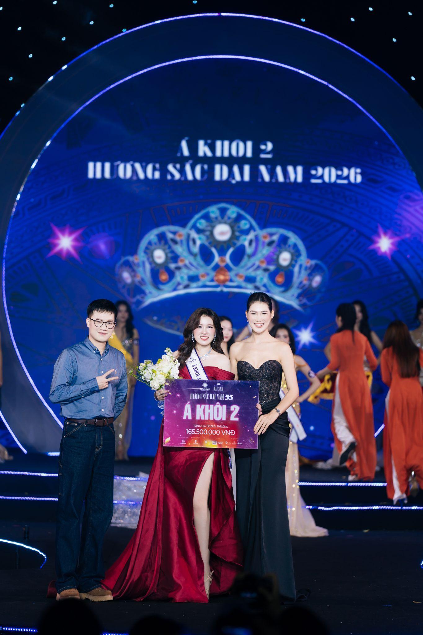 &ldquo;Hoa kh&ocirc;i trường&rdquo; m&agrave; cỡ n&agrave;y? Hương Sắc Đại Nam 2026 khiến netizen đứng h&igrave;nh v&igrave; qu&aacute; ho&agrave;nh tr&aacute;ng - Ảnh 16.