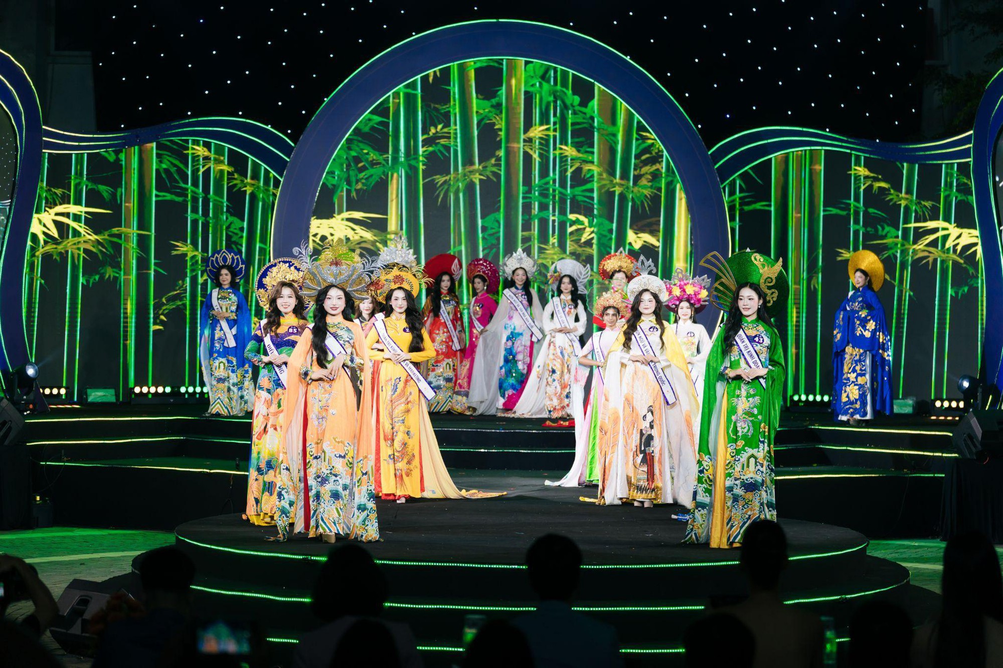 &ldquo;Hoa kh&ocirc;i trường&rdquo; m&agrave; cỡ n&agrave;y? Hương Sắc Đại Nam 2026 khiến netizen đứng h&igrave;nh v&igrave; qu&aacute; ho&agrave;nh tr&aacute;ng - Ảnh 4.