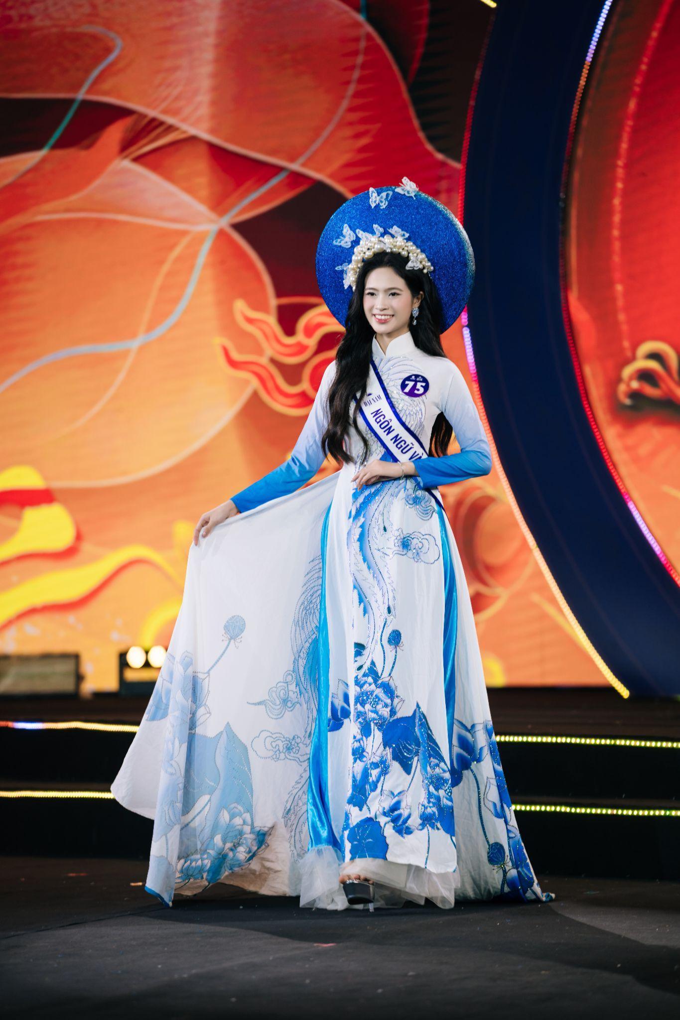 &ldquo;Hoa kh&ocirc;i trường&rdquo; m&agrave; cỡ n&agrave;y? Hương Sắc Đại Nam 2026 khiến netizen đứng h&igrave;nh v&igrave; qu&aacute; ho&agrave;nh tr&aacute;ng - Ảnh 5.