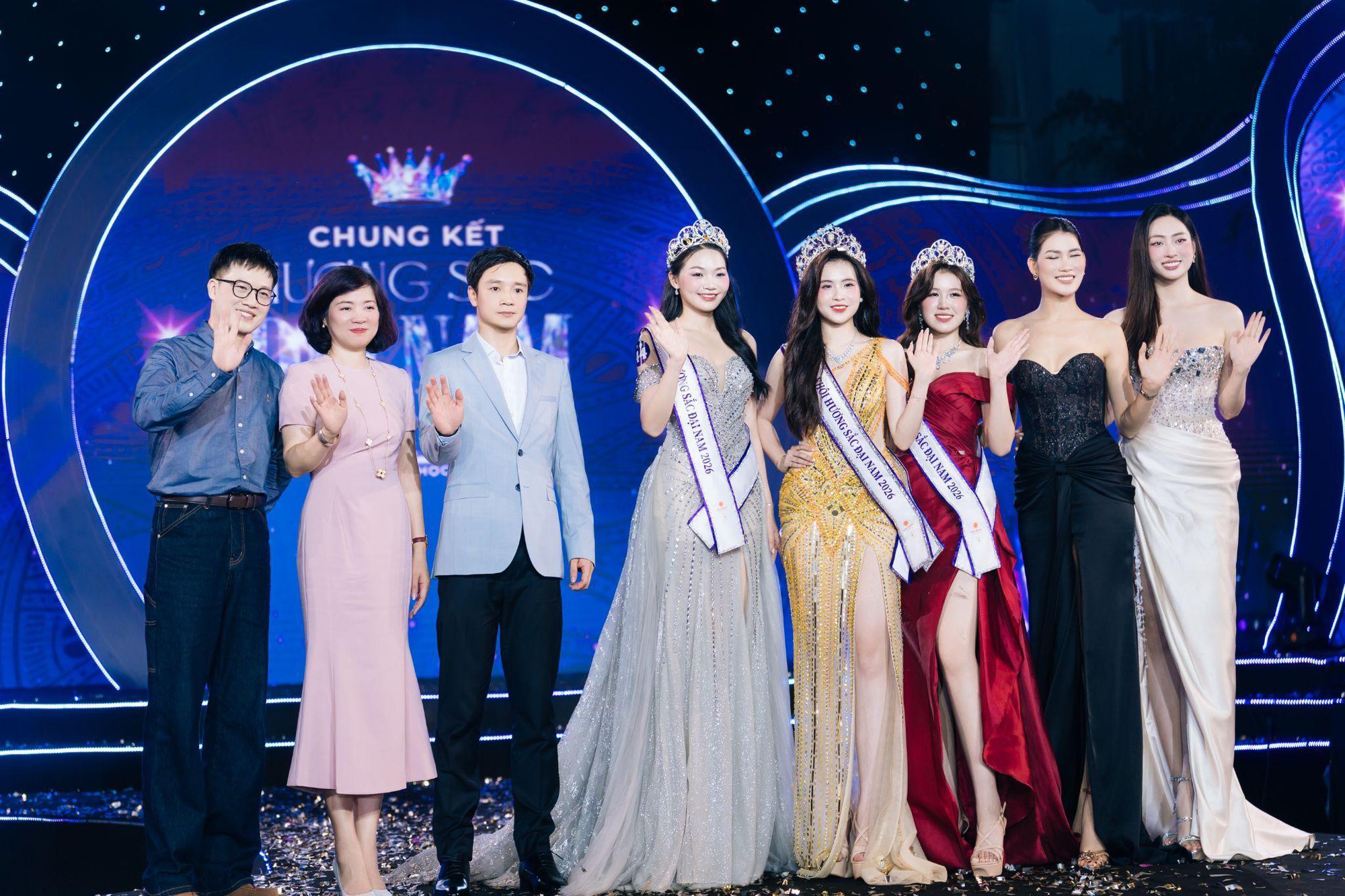 &ldquo;Hoa kh&ocirc;i trường&rdquo; m&agrave; cỡ n&agrave;y? Hương Sắc Đại Nam 2026 khiến netizen đứng h&igrave;nh v&igrave; qu&aacute; ho&agrave;nh tr&aacute;ng - Ảnh 6.