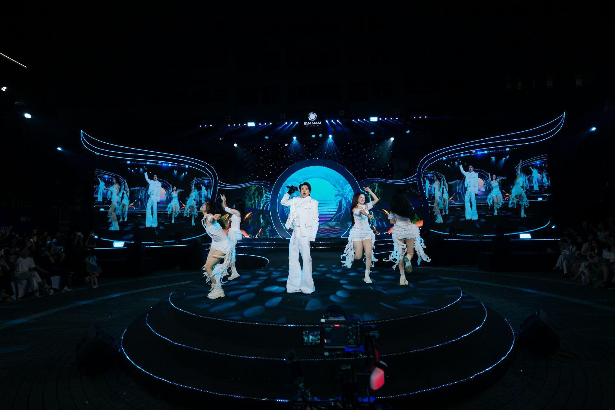 &ldquo;Hoa kh&ocirc;i trường&rdquo; m&agrave; cỡ n&agrave;y? Hương Sắc Đại Nam 2026 khiến netizen đứng h&igrave;nh v&igrave; qu&aacute; ho&agrave;nh tr&aacute;ng - Ảnh 7.