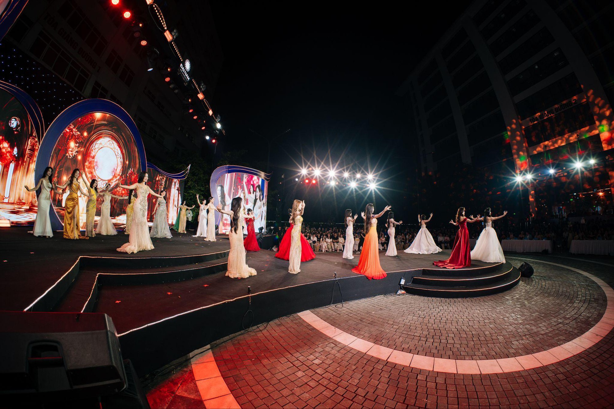 &ldquo;Hoa kh&ocirc;i trường&rdquo; m&agrave; cỡ n&agrave;y? Hương Sắc Đại Nam 2026 khiến netizen đứng h&igrave;nh v&igrave; qu&aacute; ho&agrave;nh tr&aacute;ng - Ảnh 9.