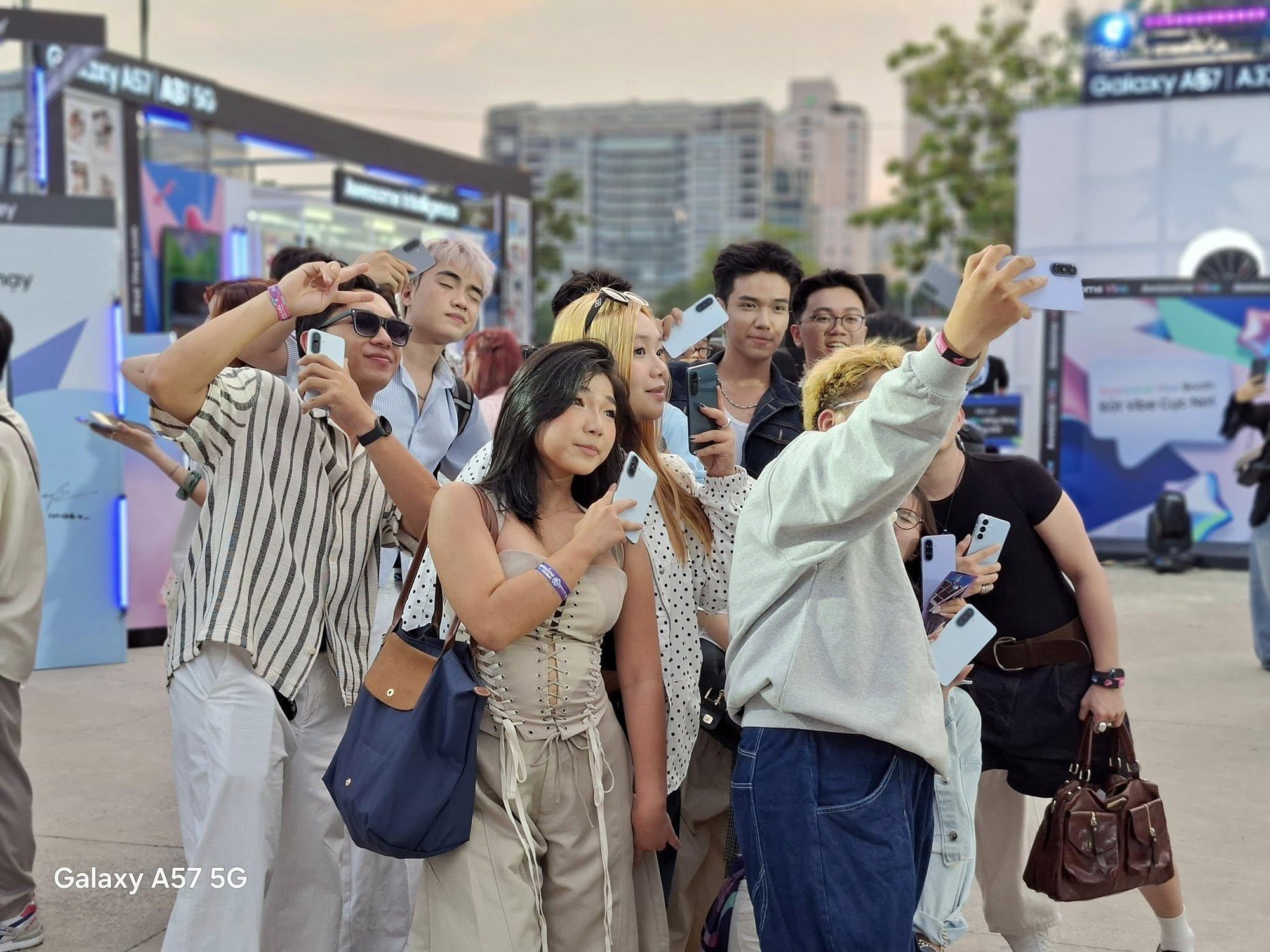 Đ&ecirc;m nhạc Awesome Vibe Station khuấy đảo Gen Z TP.HCM, t&iacute;n đồ Galaxy A57/A37 5G đổ về nườm nượp - Ảnh 9.