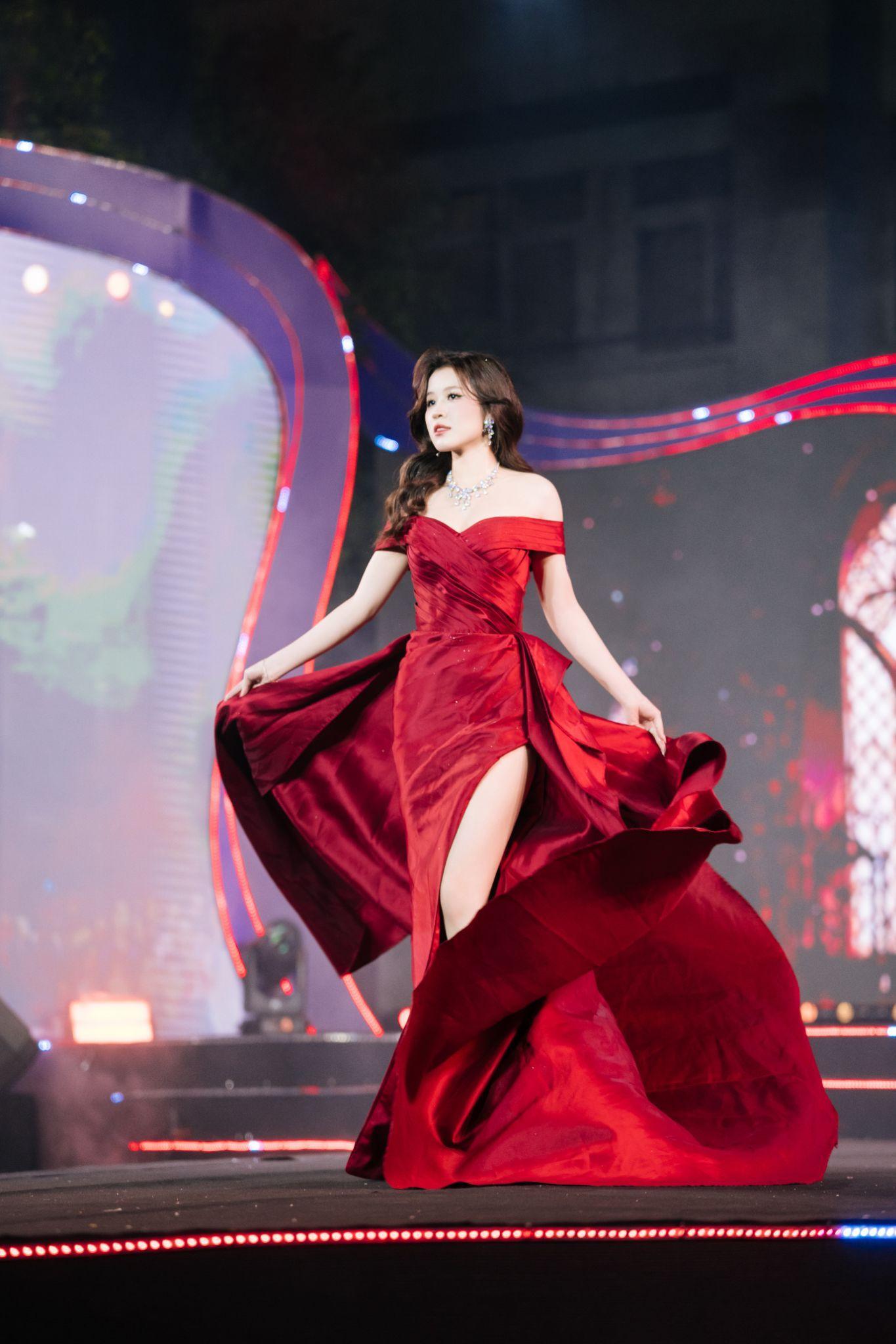 &ldquo;Hoa kh&ocirc;i trường&rdquo; m&agrave; cỡ n&agrave;y? Hương Sắc Đại Nam 2026 khiến netizen đứng h&igrave;nh v&igrave; qu&aacute; ho&agrave;nh tr&aacute;ng - Ảnh 10.