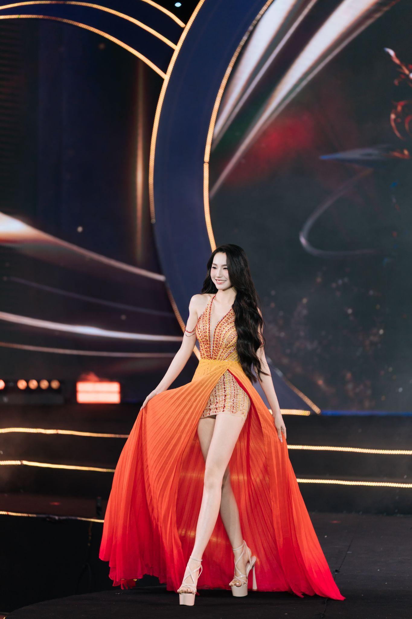 &ldquo;Hoa kh&ocirc;i trường&rdquo; m&agrave; cỡ n&agrave;y? Hương Sắc Đại Nam 2026 khiến netizen đứng h&igrave;nh v&igrave; qu&aacute; ho&agrave;nh tr&aacute;ng - Ảnh 11.