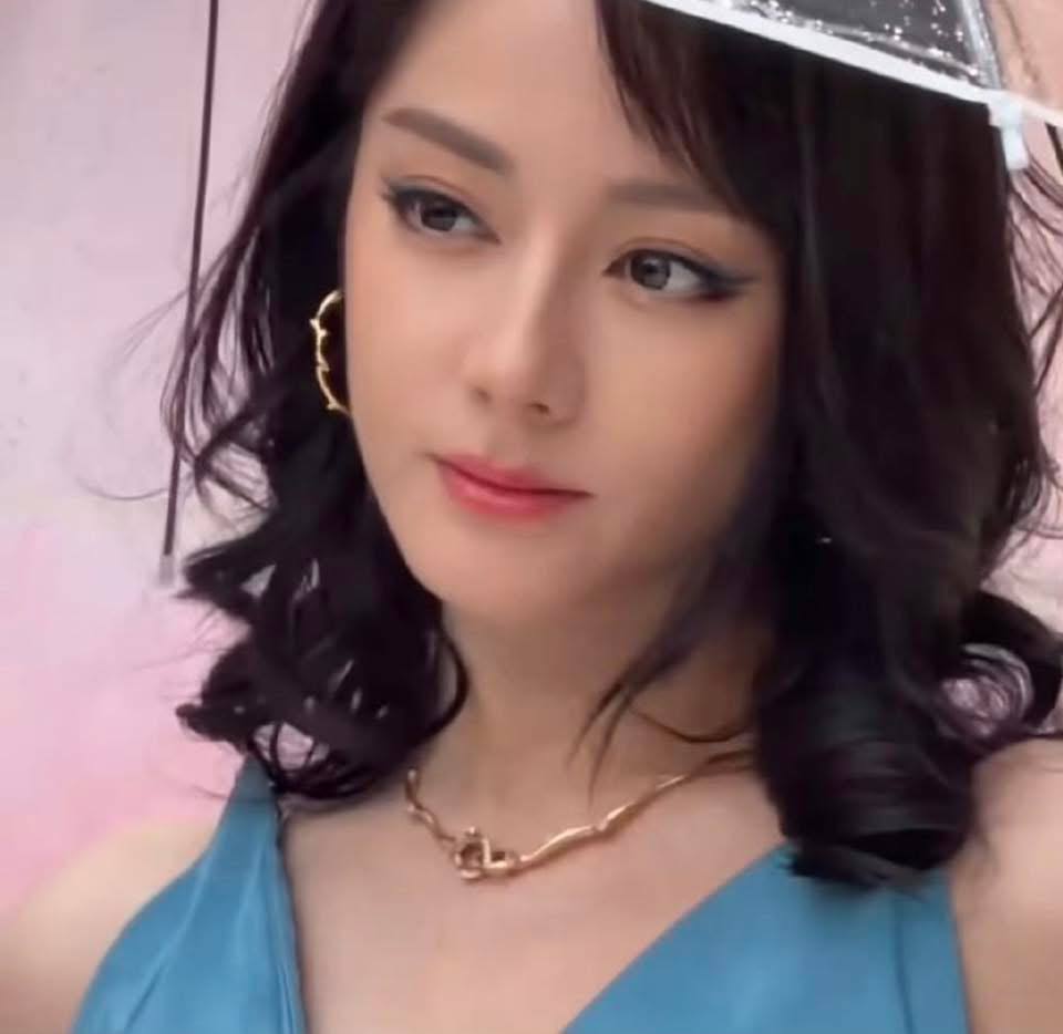 Địch Lệ Nhiệt Ba trở th&agrave;nh b&agrave; th&iacute;m trong sự kiện Dior- Ảnh 3.