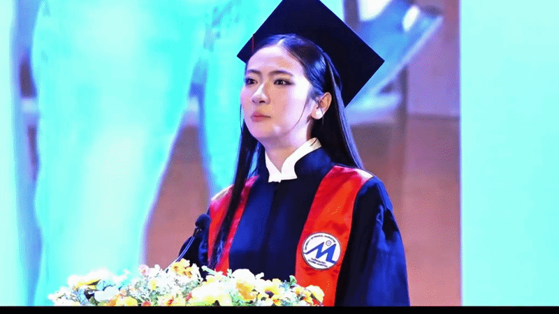 Danh t&iacute;nh c&ocirc; g&aacute;i "đổi giọng h&aacute;t lấy tri thức" tại lễ tốt nghiệp đang viral: L&agrave; &Aacute; kh&ocirc;i cuộc thi danh tiếng! - Ảnh 2.