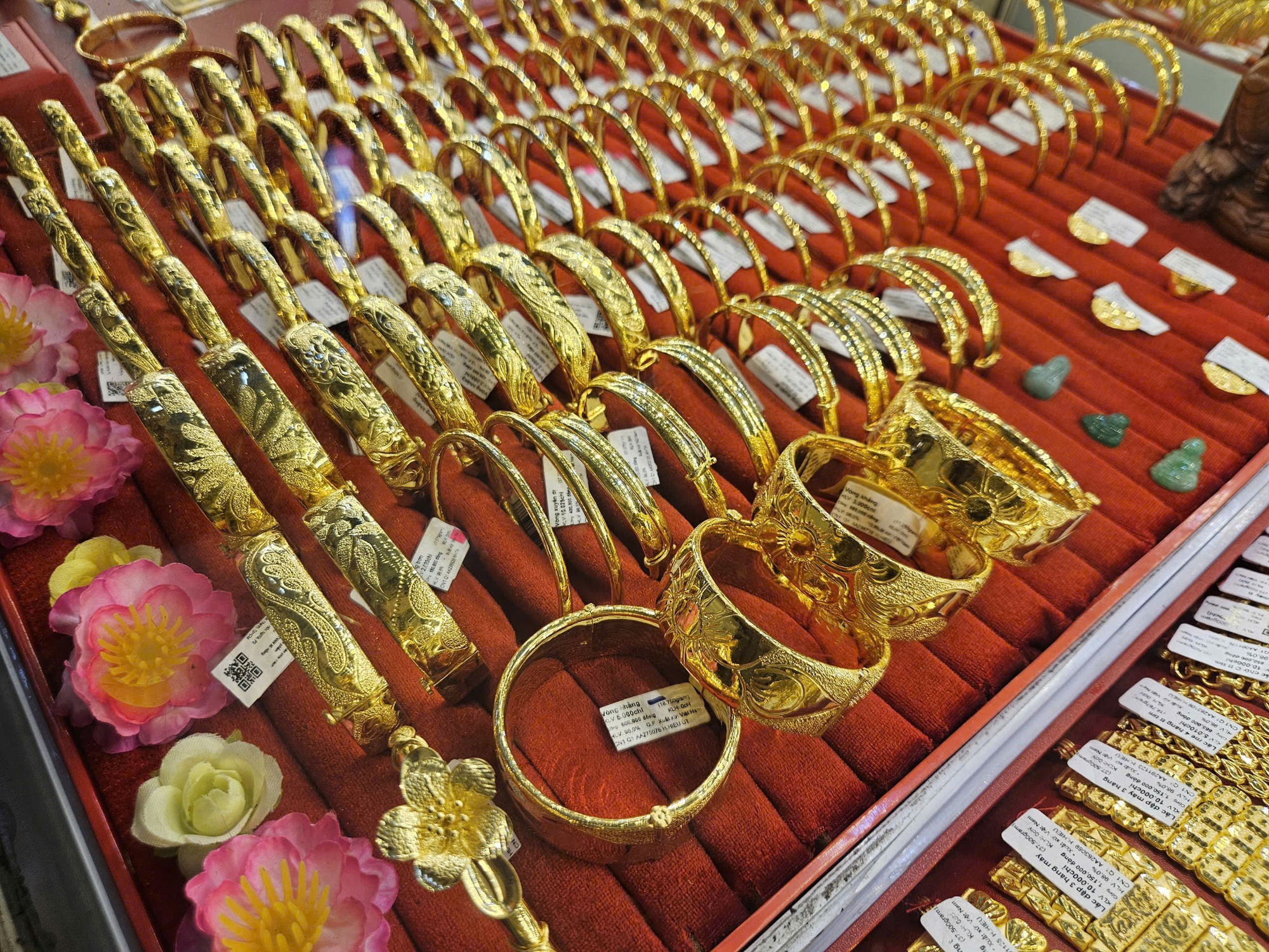 Gi&aacute; v&agrave;ng trong nước li&ecirc;n tục sụt giảm, vẫn cao hơn thế giới gần 20 triệu đồng/lượng- Ảnh 1.