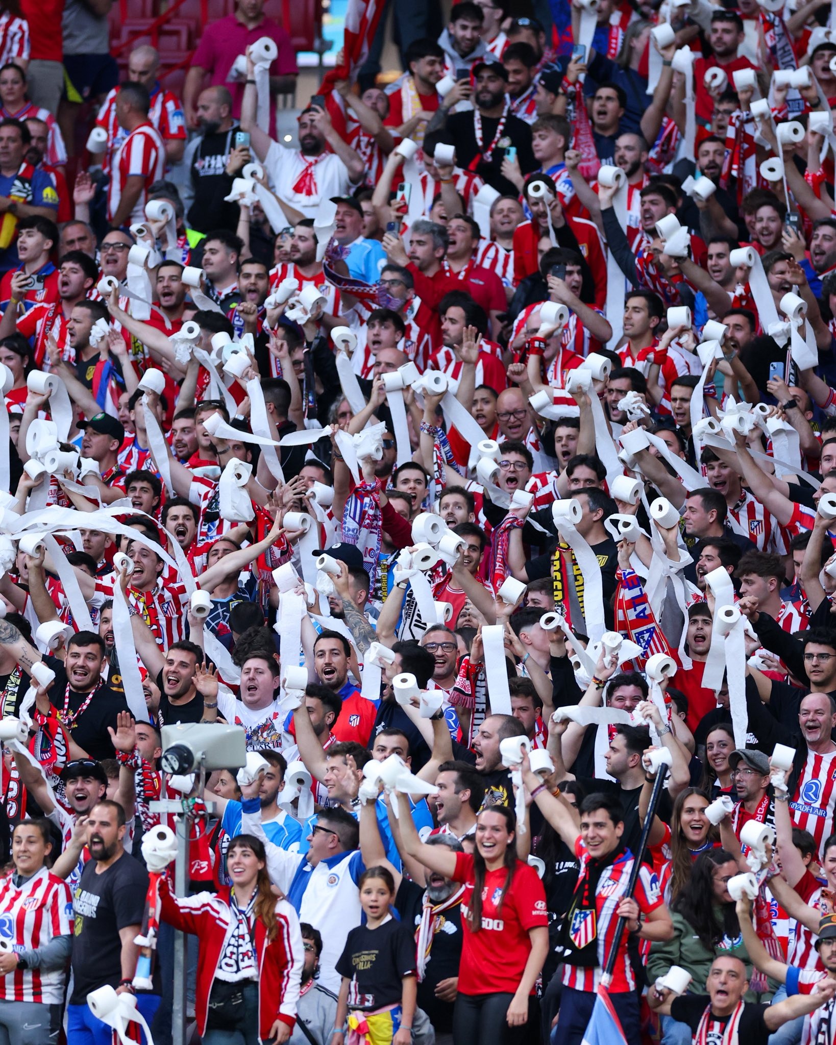 Trận Atletico Madrid - Arsenal tràn ngập giấy vệ sinh - Ảnh 1.