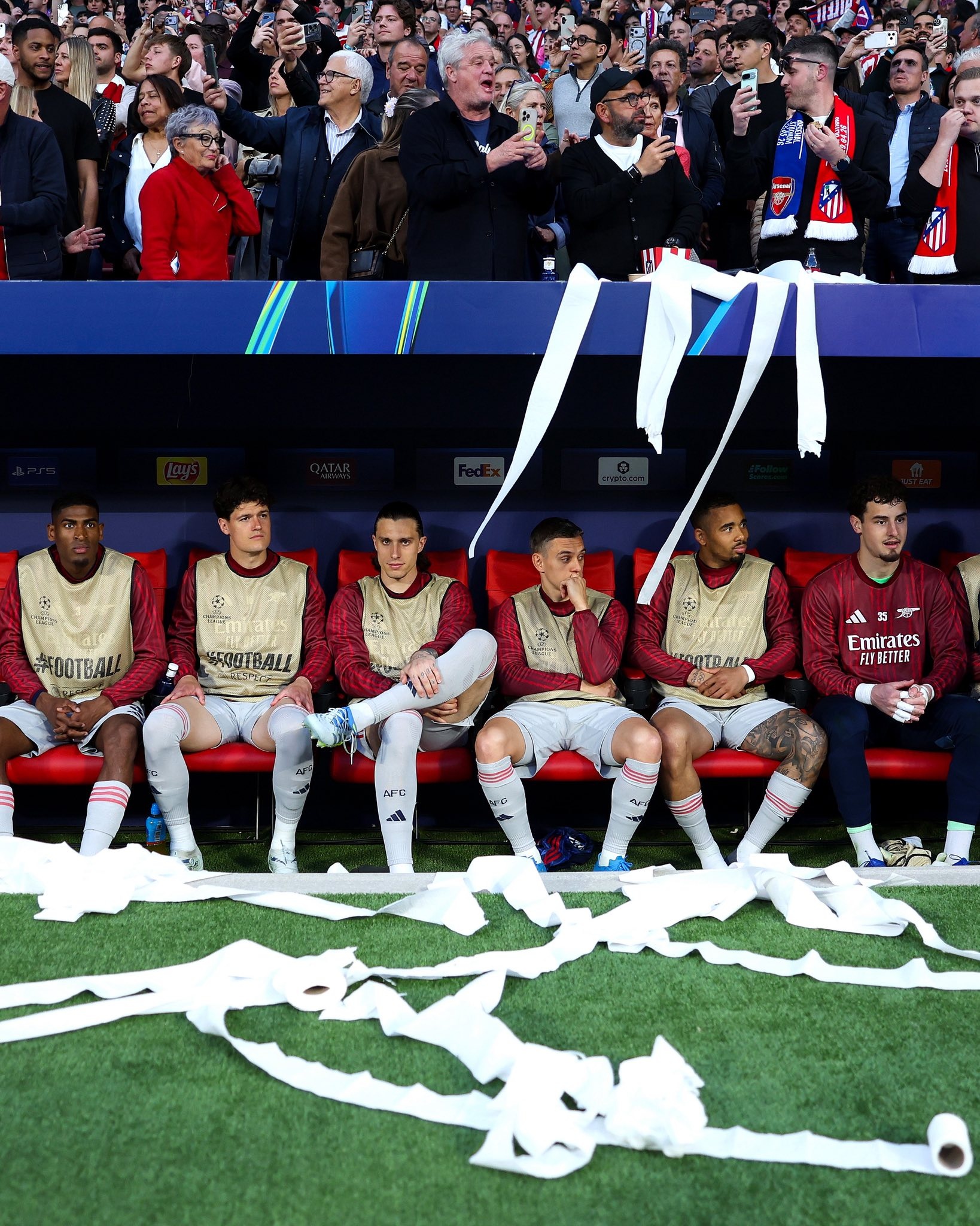 Trận Atletico Madrid - Arsenal tràn ngập giấy vệ sinh - Ảnh 5.