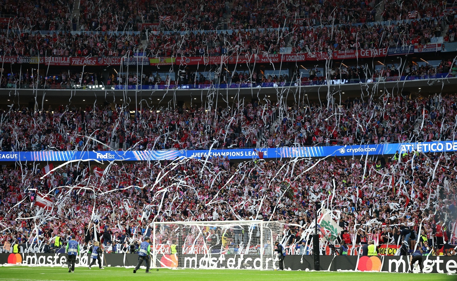 Trận Atletico Madrid - Arsenal tràn ngập giấy vệ sinh - Ảnh 7.