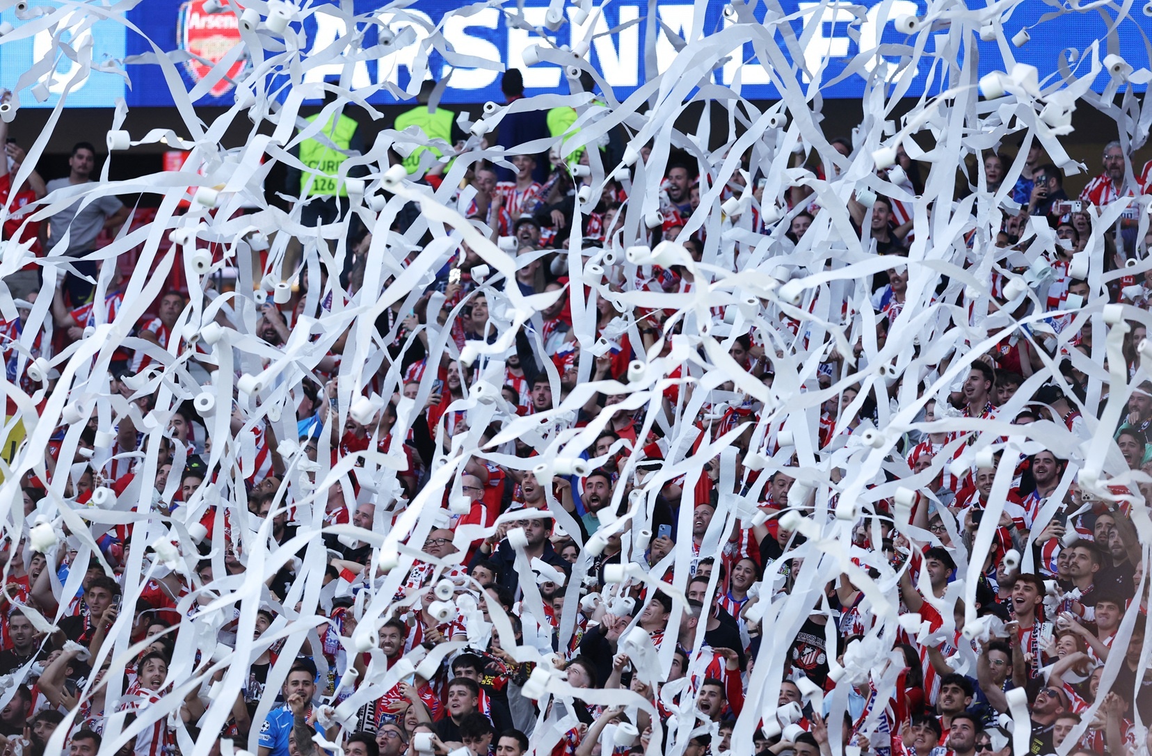 Trận Atletico Madrid - Arsenal tràn ngập giấy vệ sinh - Ảnh 6.