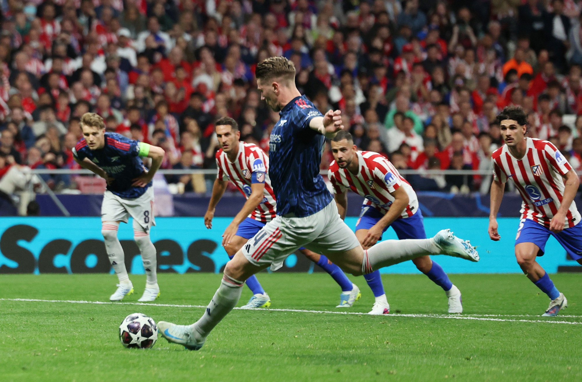 Trận Atletico Madrid - Arsenal tràn ngập giấy vệ sinh - Ảnh 8.