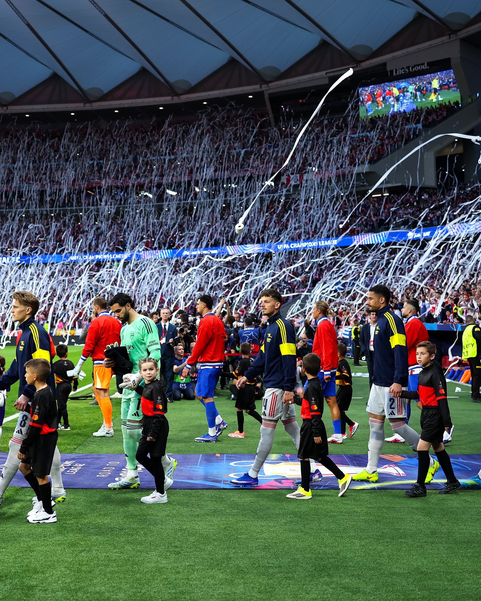 Trận Atletico Madrid - Arsenal tràn ngập giấy vệ sinh - Ảnh 4.